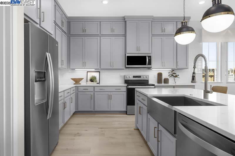 Detail Gallery Image 6 of 17 For 527 E Fiorino Street, Mountain House,  CA 95391 - 4 Beds | 3 Baths