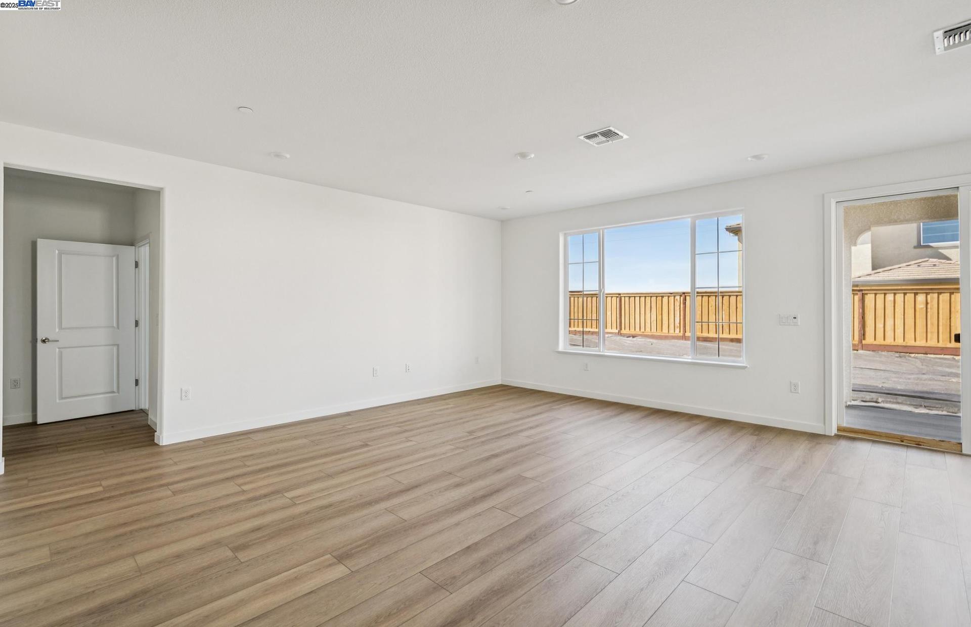 Detail Gallery Image 10 of 40 For 349 E Gobind Blvd, Mountain House,  CA 95391 - 5 Beds | 3/1 Baths