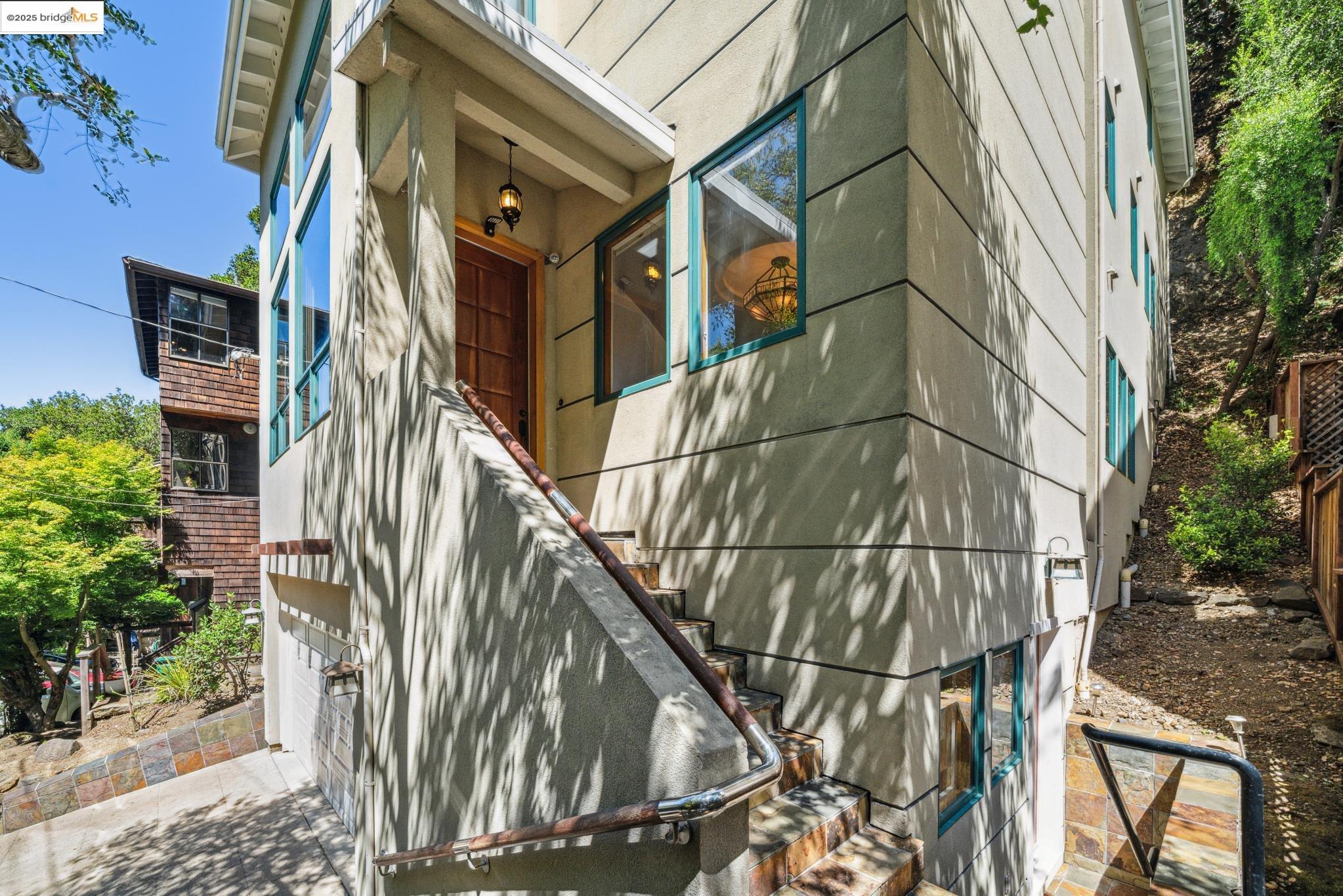 Detail Gallery Image 2 of 52 For 7723 Claremont Ave, Berkeley,  CA 94705 - 5 Beds | 3/1 Baths