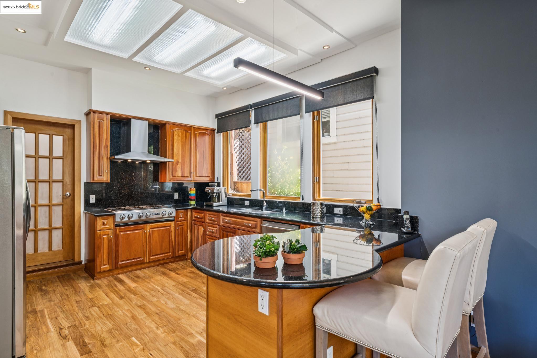 Detail Gallery Image 16 of 52 For 7723 Claremont Ave, Berkeley,  CA 94705 - 5 Beds | 3/1 Baths