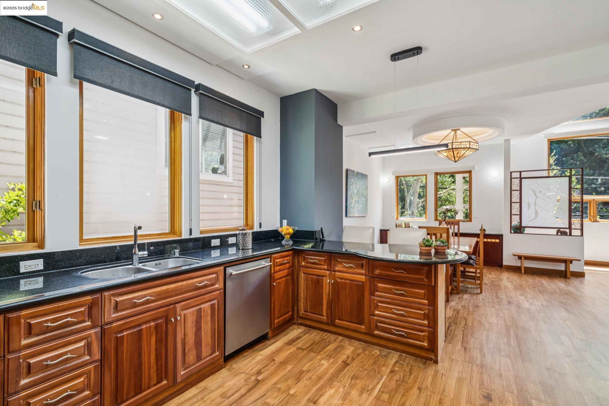 Detail Gallery Image 18 of 52 For 7723 Claremont Ave, Berkeley,  CA 94705 - 5 Beds | 3/1 Baths