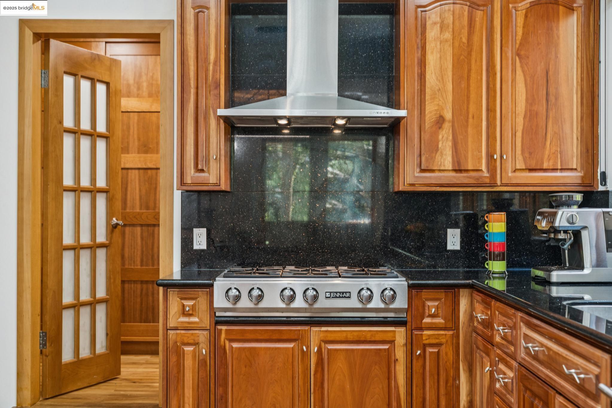 Detail Gallery Image 20 of 52 For 7723 Claremont Ave, Berkeley,  CA 94705 - 5 Beds | 3/1 Baths