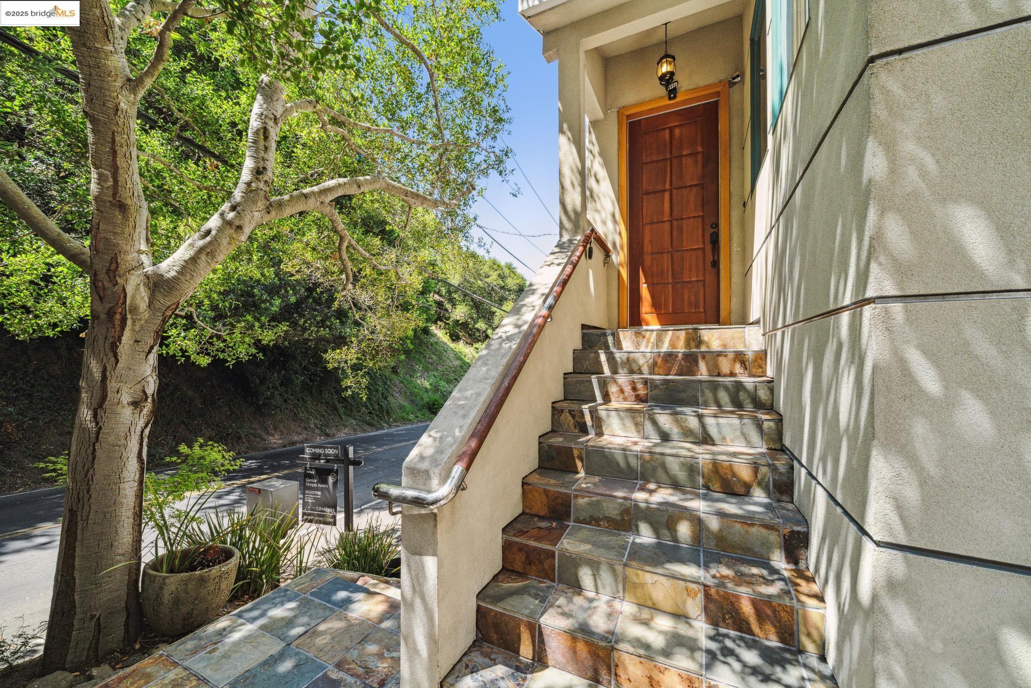Detail Gallery Image 3 of 52 For 7723 Claremont Ave, Berkeley,  CA 94705 - 5 Beds | 3/1 Baths