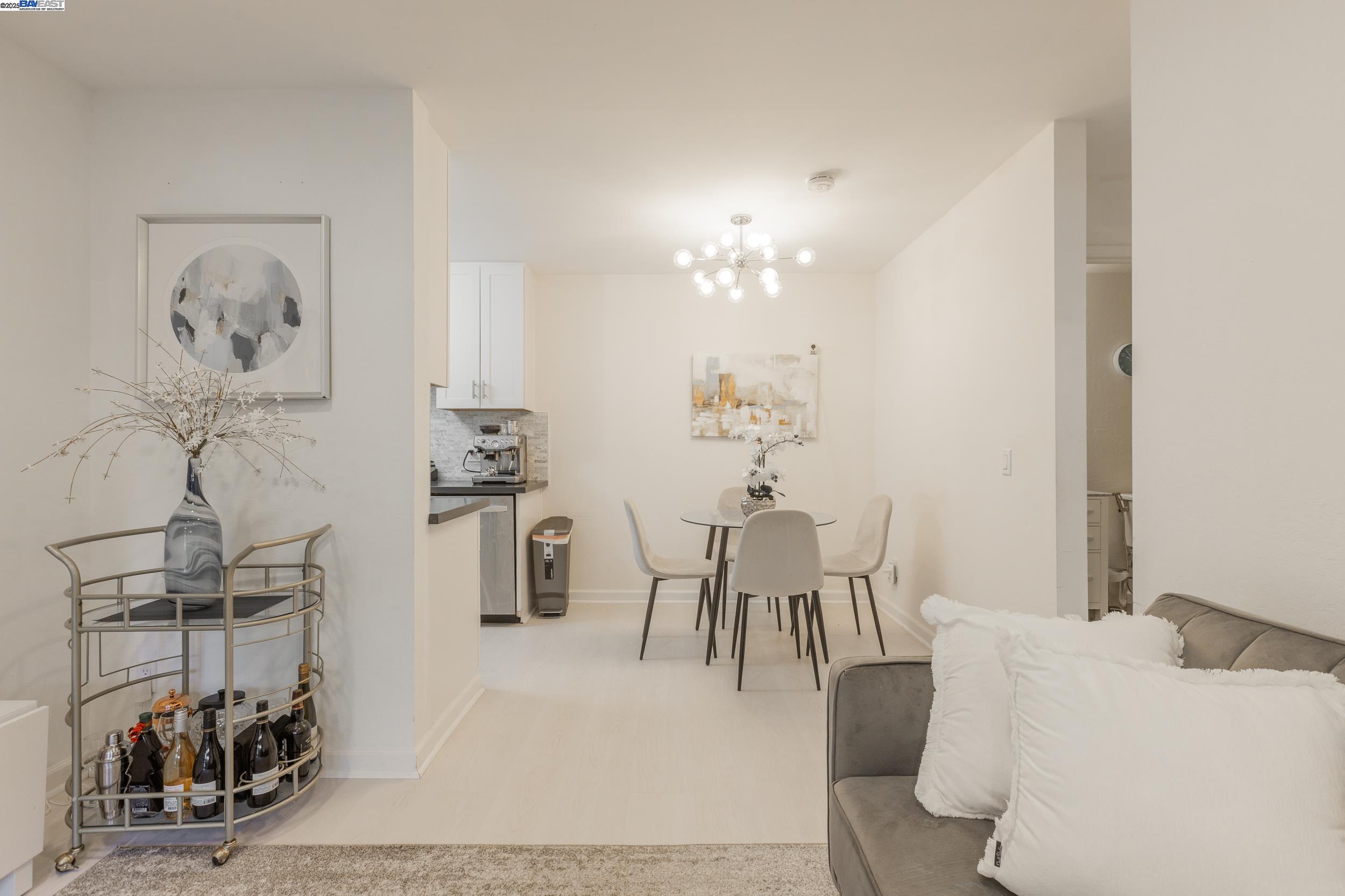 Detail Gallery Image 2 of 19 For 408 Boardwalk Ave #1,  San Bruno,  CA 94066 - 1 Beds | 1 Baths