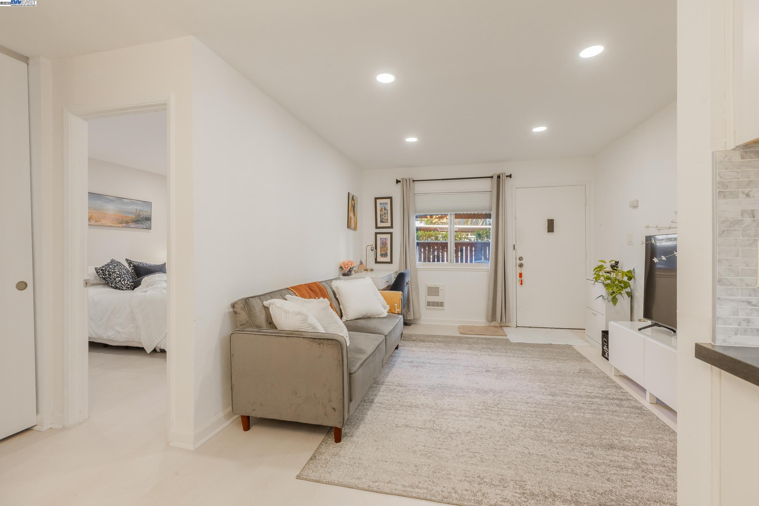 Detail Gallery Image 3 of 19 For 408 Boardwalk Ave #1,  San Bruno,  CA 94066 - 1 Beds | 1 Baths