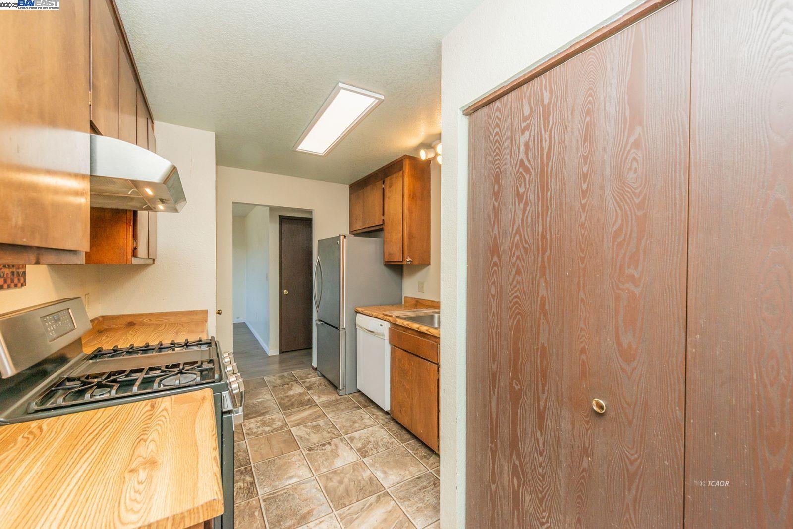 Detail Gallery Image 4 of 41 For 10 Second Ave, Lewiston,  CA 96052 - 3 Beds | 2/1 Baths