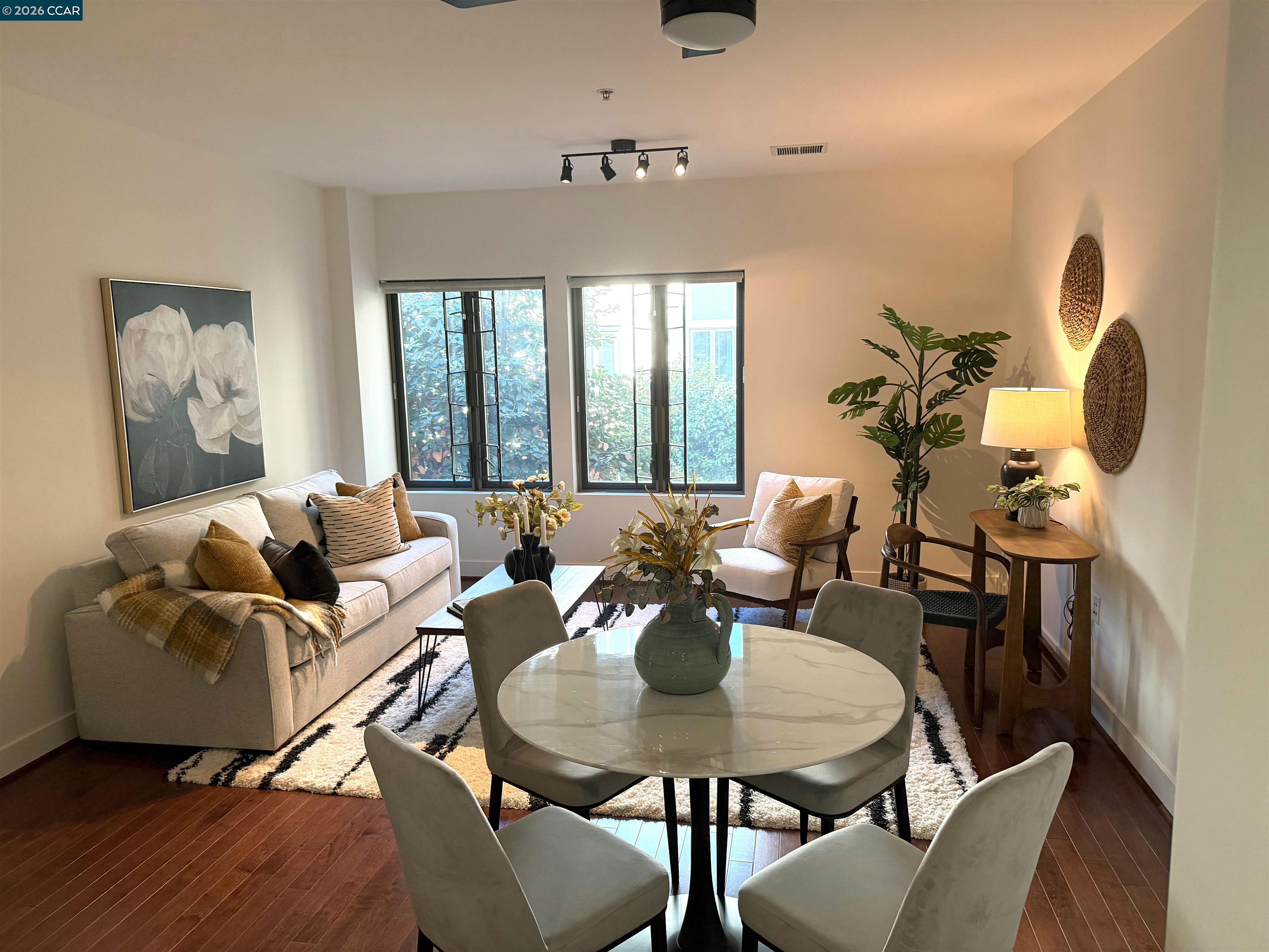 Detail Gallery Image 2 of 27 For 438 W Grand Ave #528,  Oakland,  CA 94612 - 2 Beds | 2 Baths