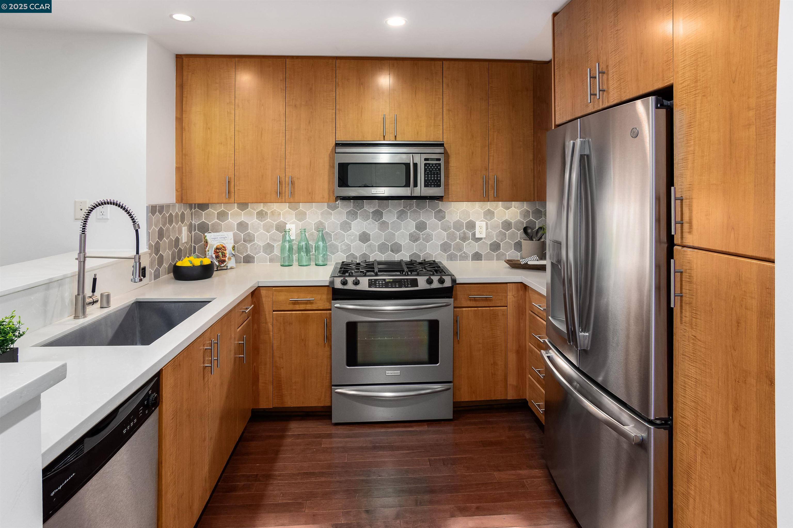 Detail Gallery Image 11 of 27 For 438 W Grand Ave #528,  Oakland,  CA 94612 - 2 Beds | 2 Baths