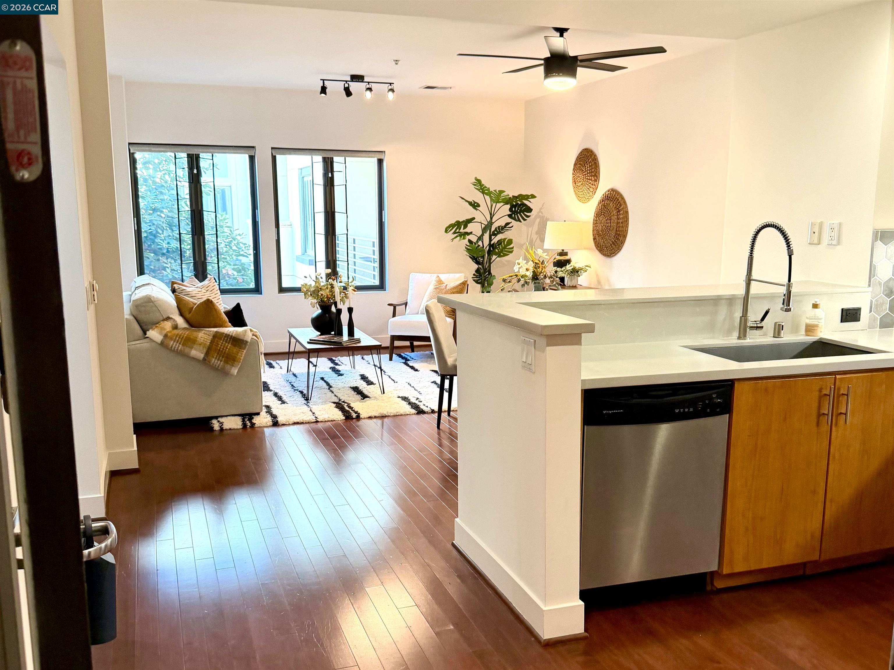 Detail Gallery Image 3 of 27 For 438 W Grand Ave #528,  Oakland,  CA 94612 - 2 Beds | 2 Baths