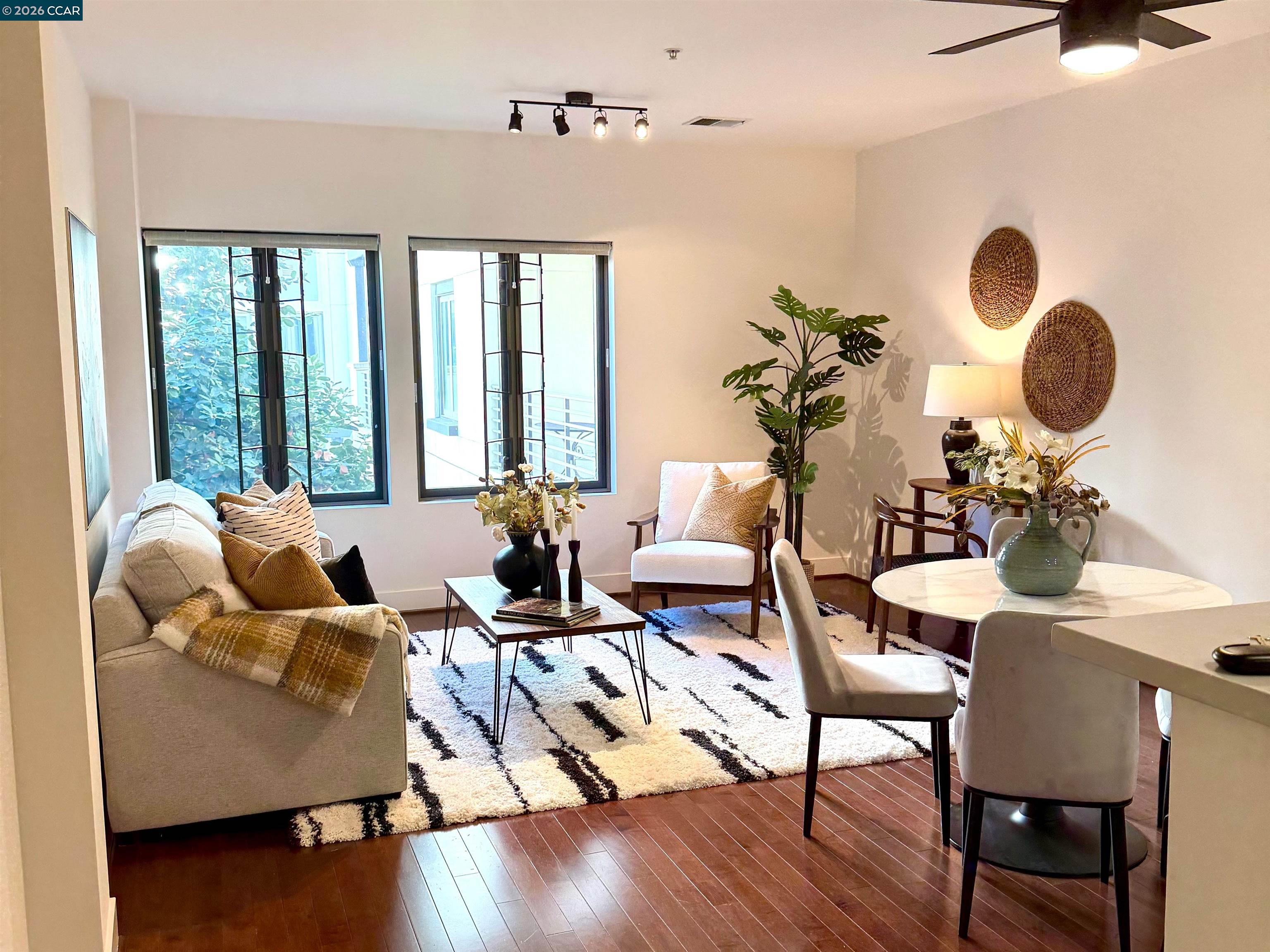 Detail Gallery Image 4 of 27 For 438 W Grand Ave #528,  Oakland,  CA 94612 - 2 Beds | 2 Baths