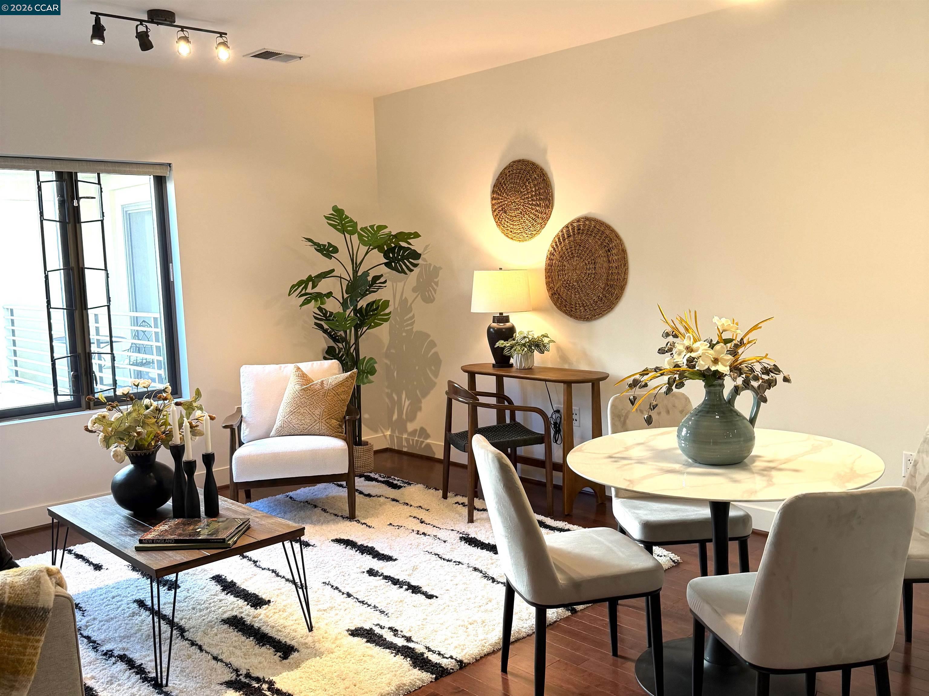 Detail Gallery Image 5 of 27 For 438 W Grand Ave #528,  Oakland,  CA 94612 - 2 Beds | 2 Baths