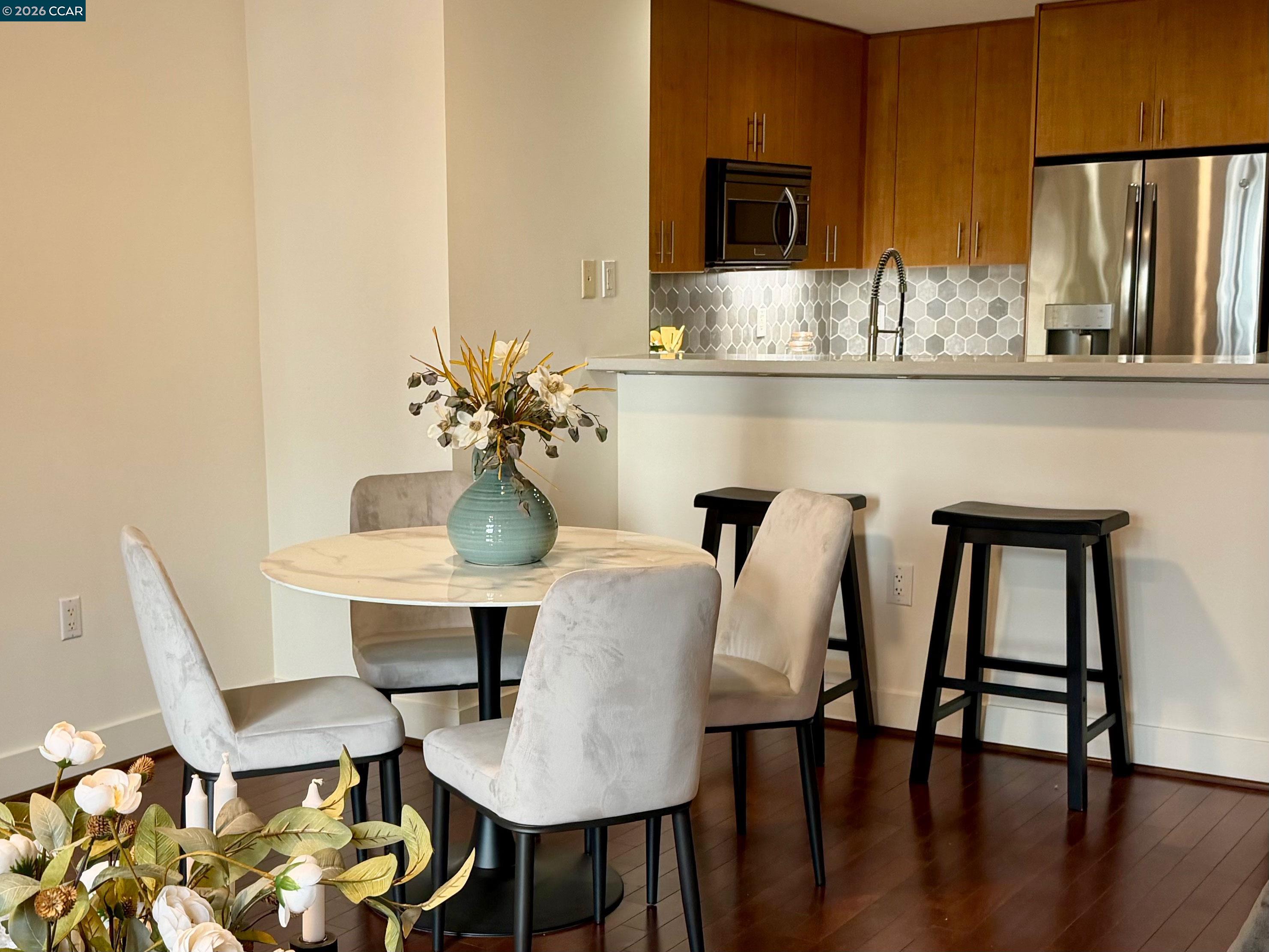 Detail Gallery Image 9 of 27 For 438 W Grand Ave #528,  Oakland,  CA 94612 - 2 Beds | 2 Baths