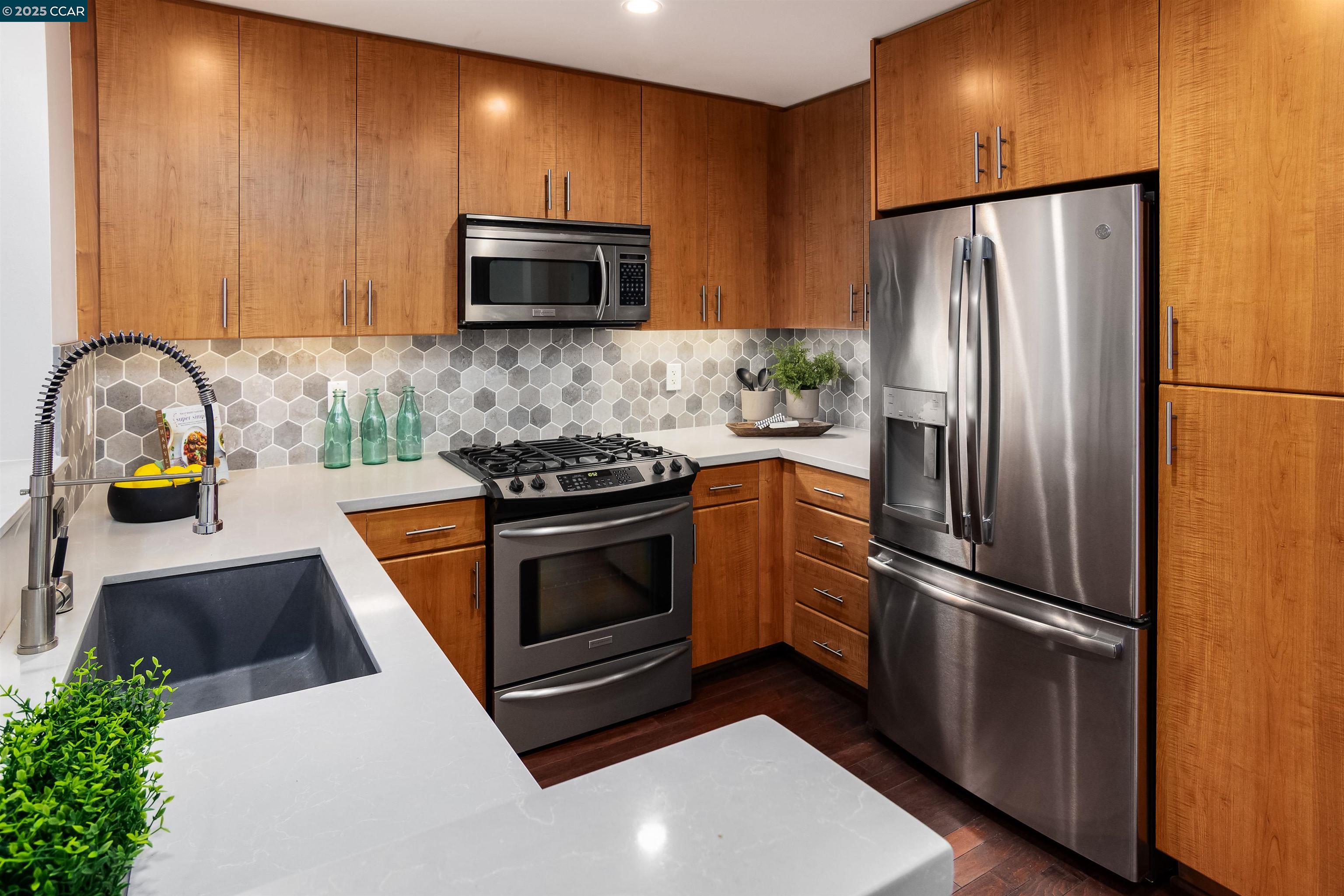 Detail Gallery Image 10 of 27 For 438 W Grand Ave #528,  Oakland,  CA 94612 - 2 Beds | 2 Baths