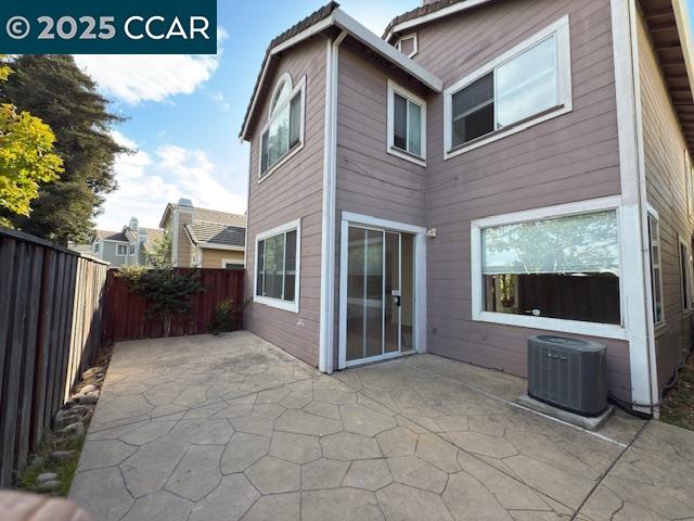 Detail Gallery Image 8 of 16 For 528 Dohrmann Ln, Pinole,  CA 94564 - 4 Beds | 2/1 Baths