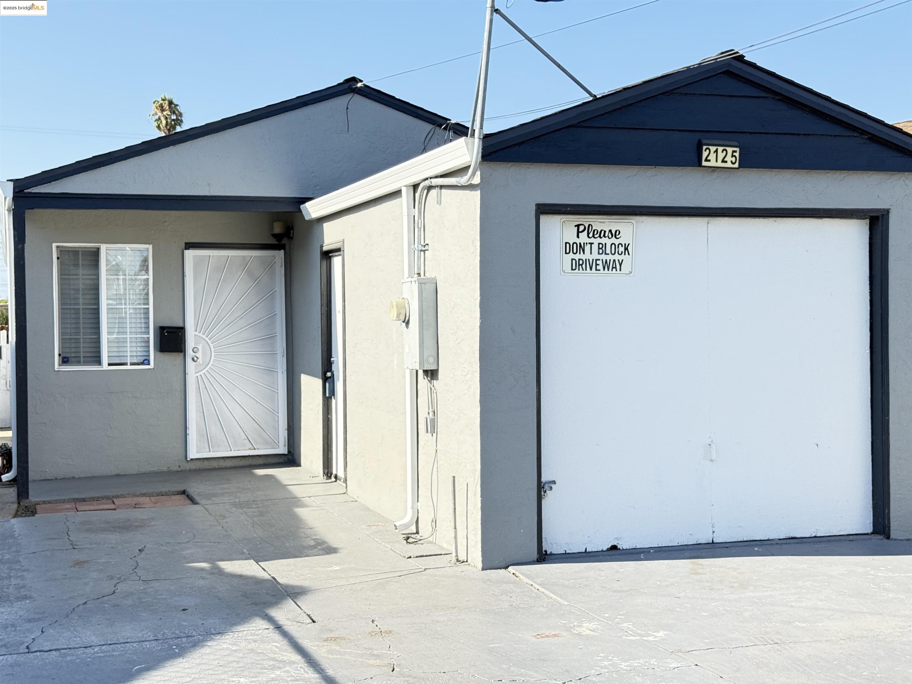 Detail Gallery Image 2 of 37 For 2125 102nd Ave, Oakland,  CA 94603 - 2 Beds | 1 Baths