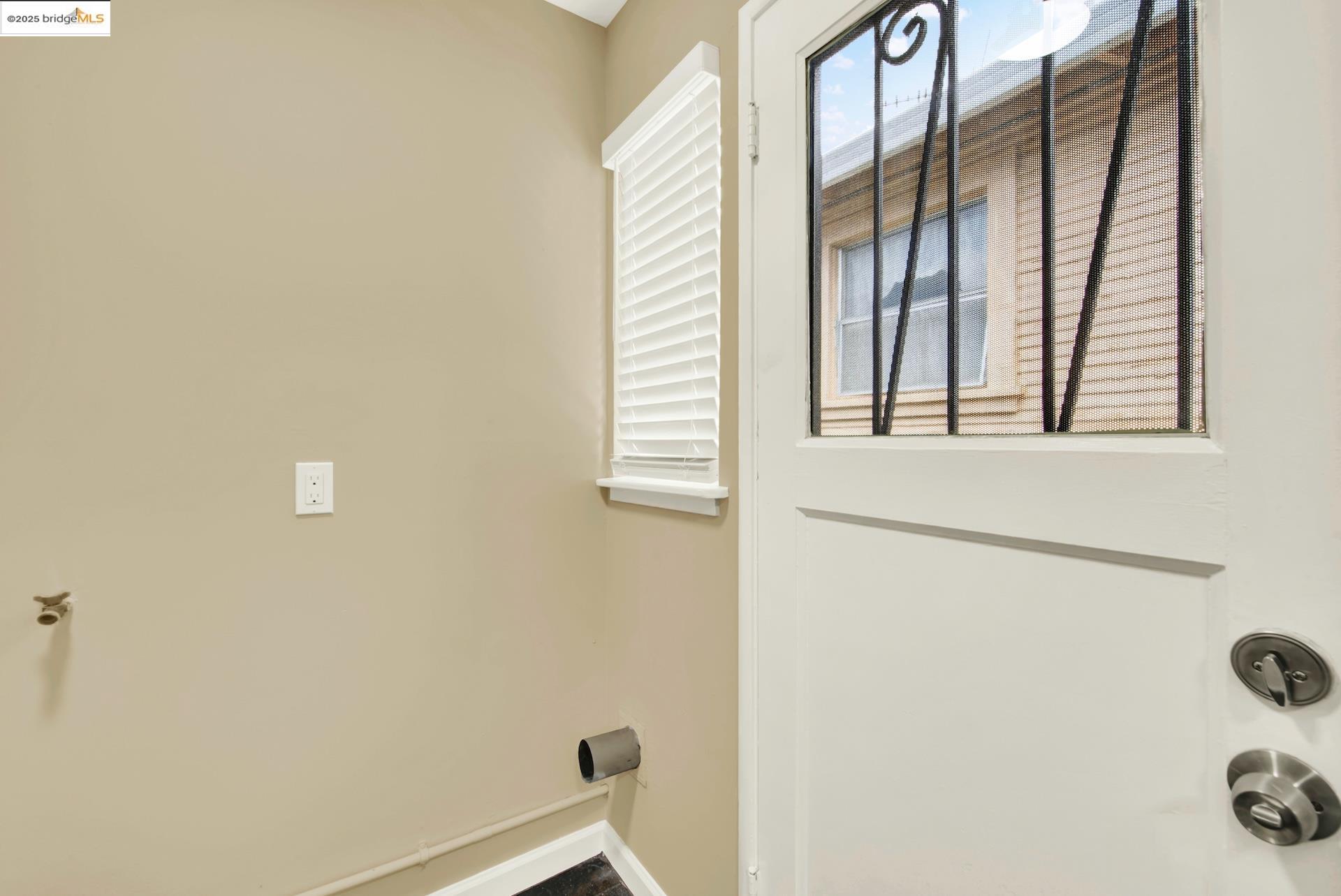 Detail Gallery Image 12 of 37 For 2125 102nd Ave, Oakland,  CA 94603 - 2 Beds | 1 Baths