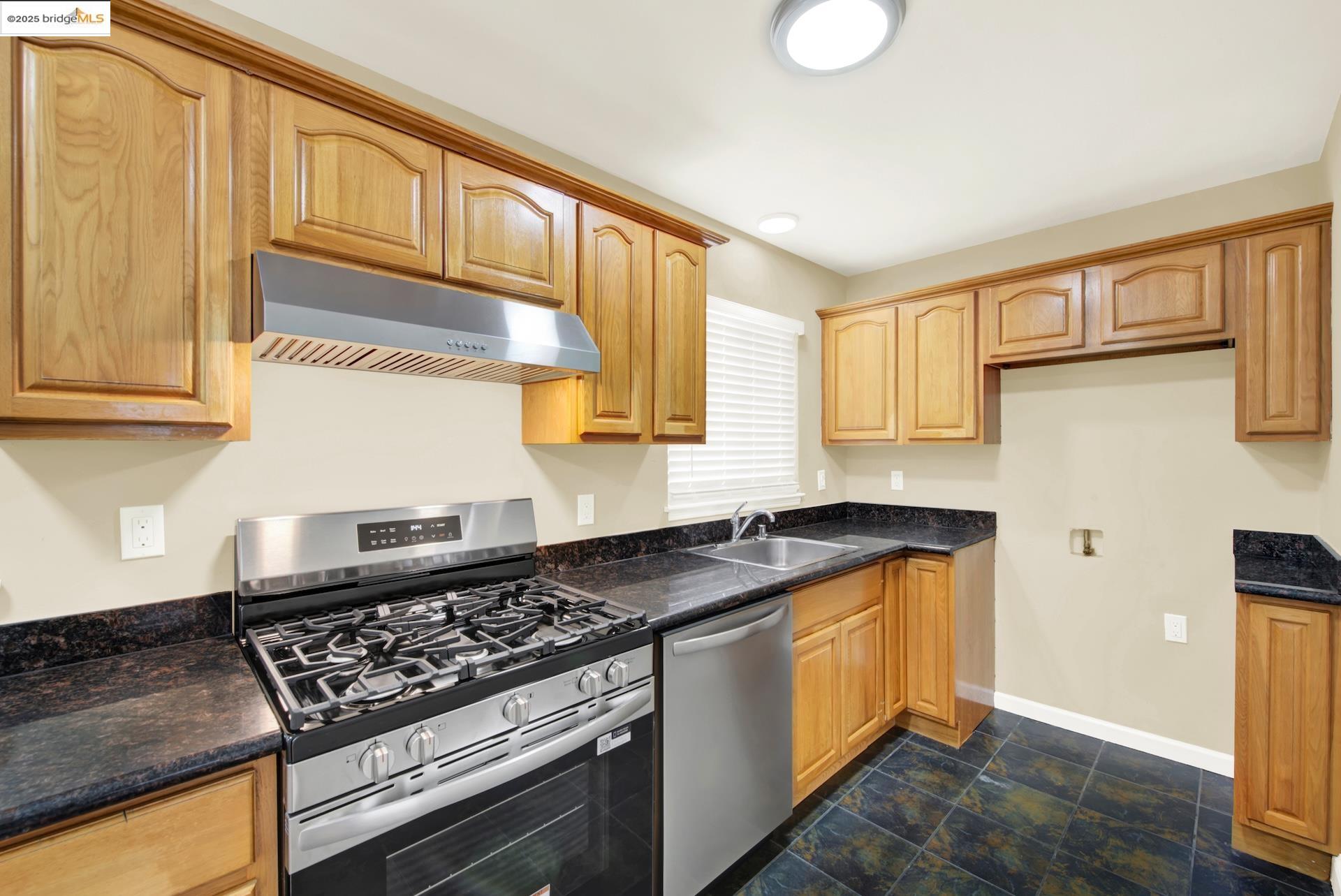 Detail Gallery Image 5 of 37 For 2125 102nd Ave, Oakland,  CA 94603 - 2 Beds | 1 Baths