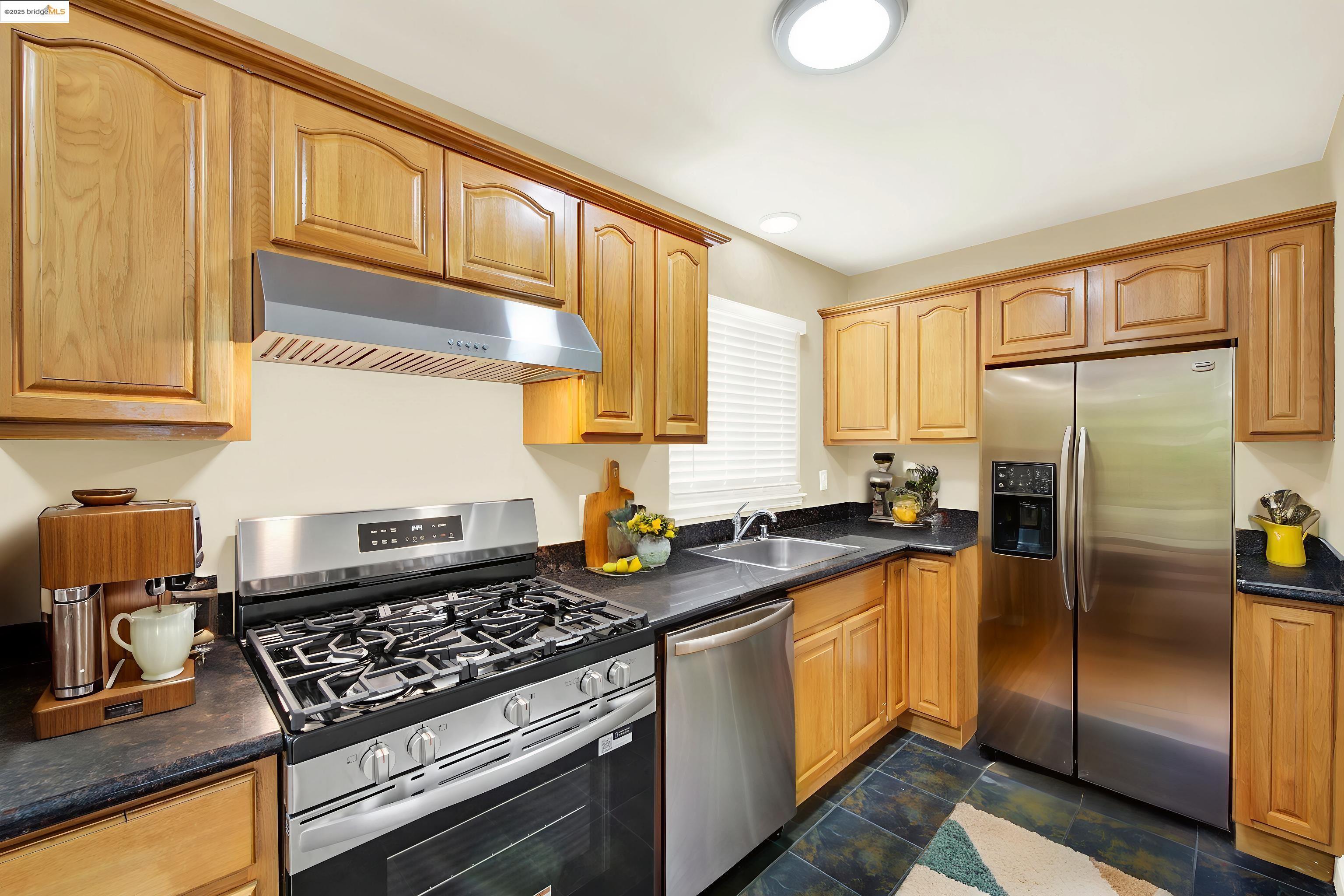 Detail Gallery Image 6 of 37 For 2125 102nd Ave, Oakland,  CA 94603 - 2 Beds | 1 Baths