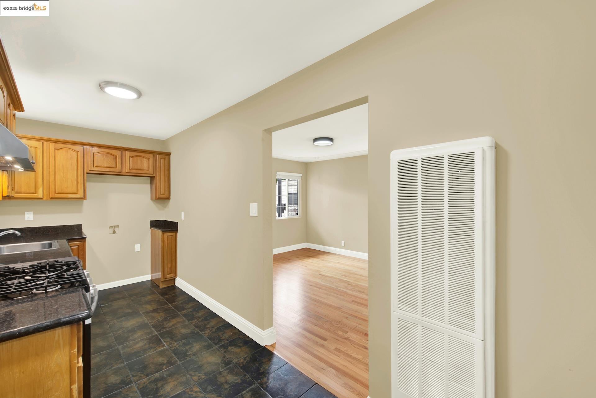 Detail Gallery Image 7 of 37 For 2125 102nd Ave, Oakland,  CA 94603 - 2 Beds | 1 Baths