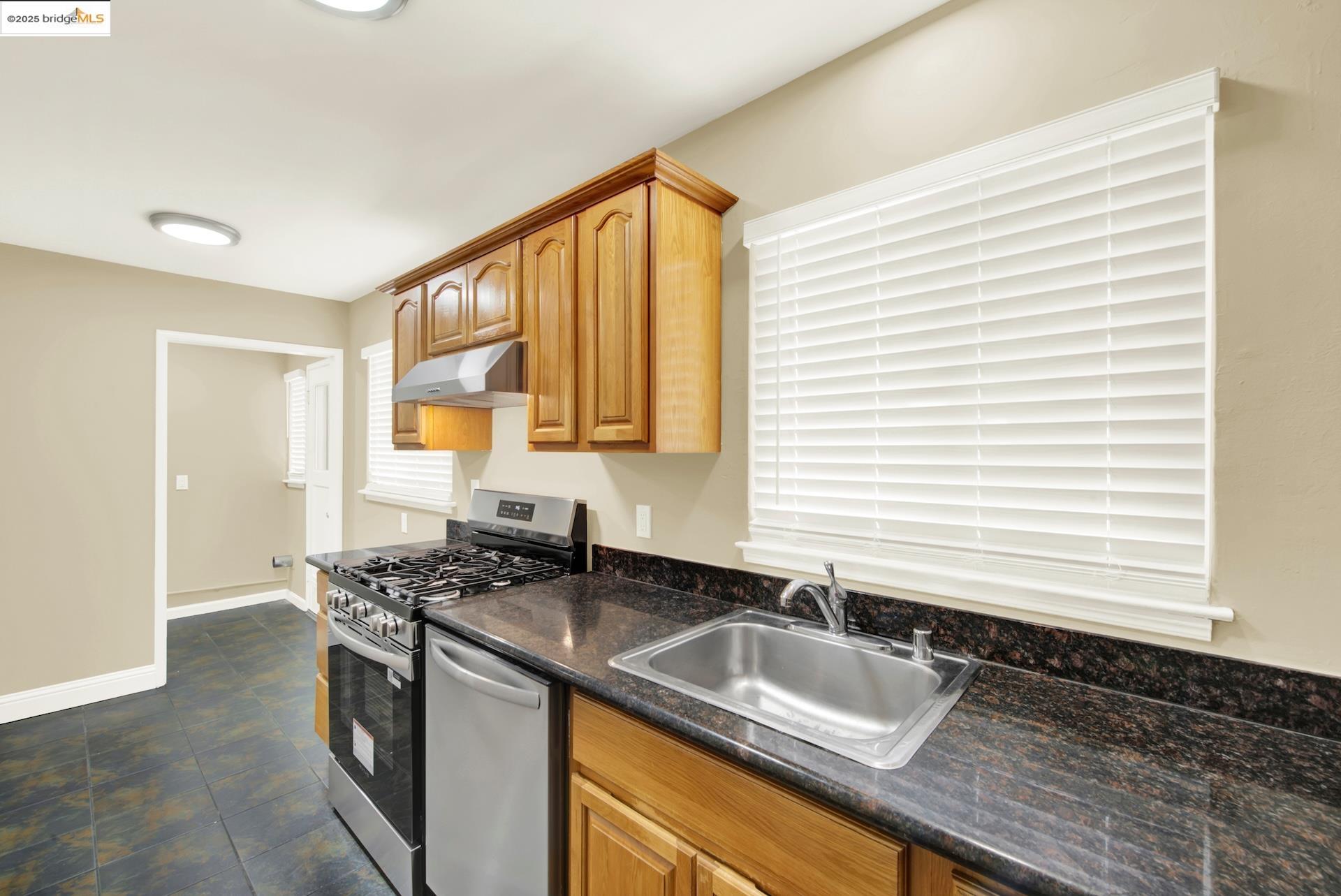 Detail Gallery Image 8 of 37 For 2125 102nd Ave, Oakland,  CA 94603 - 2 Beds | 1 Baths