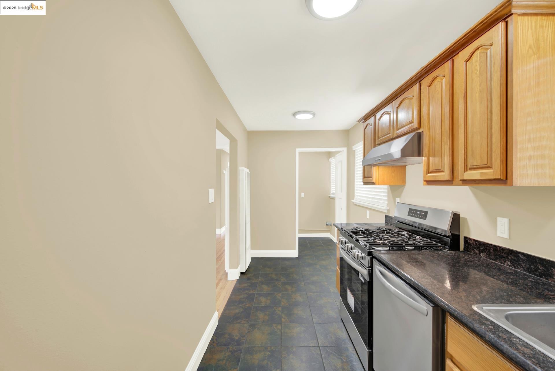 Detail Gallery Image 9 of 37 For 2125 102nd Ave, Oakland,  CA 94603 - 2 Beds | 1 Baths