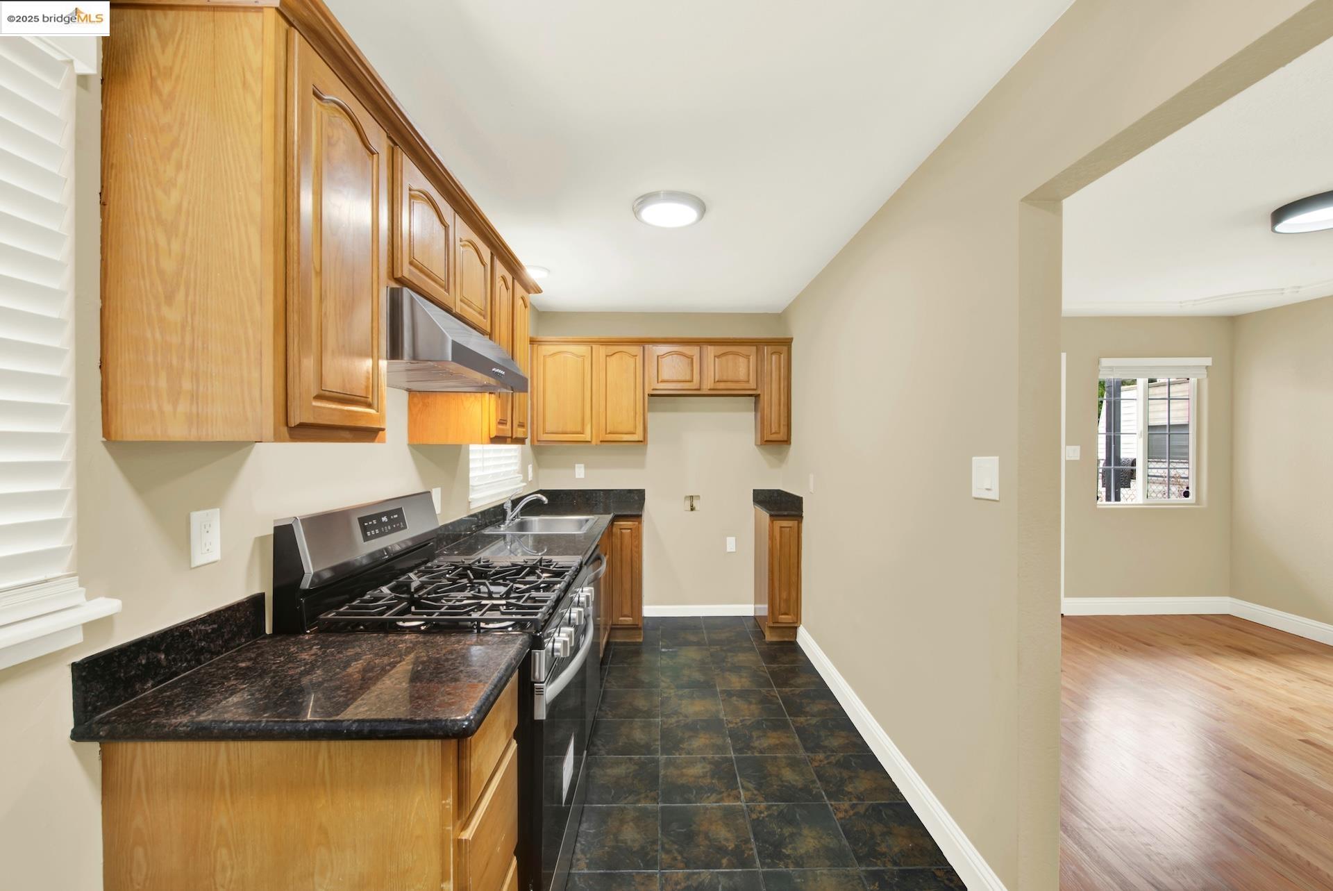 Detail Gallery Image 10 of 37 For 2125 102nd Ave, Oakland,  CA 94603 - 2 Beds | 1 Baths