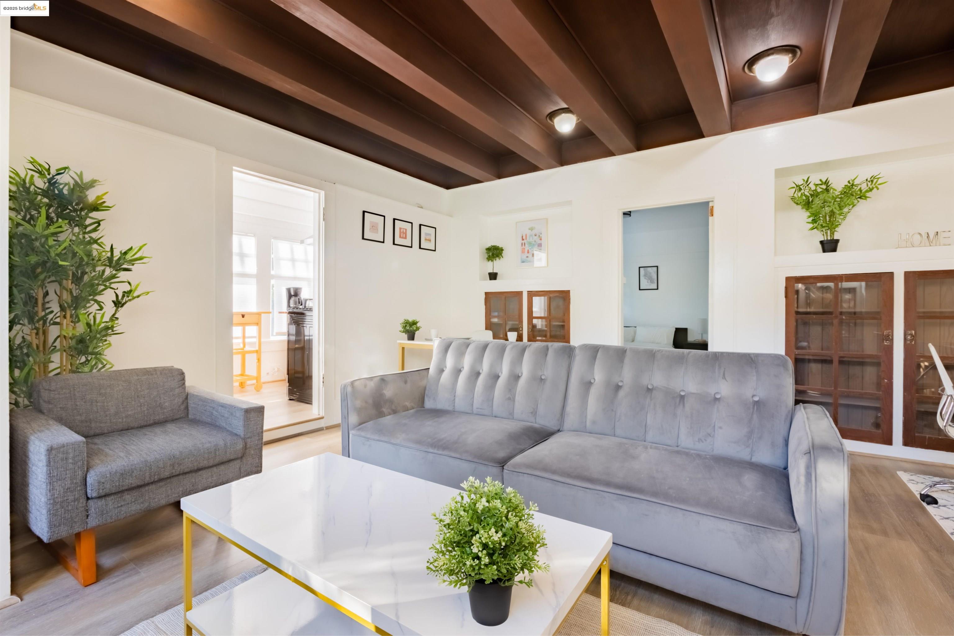 Detail Gallery Image 4 of 14 For 400 Lagunitas, Oakland,  CA 94610 - – Beds | – Baths