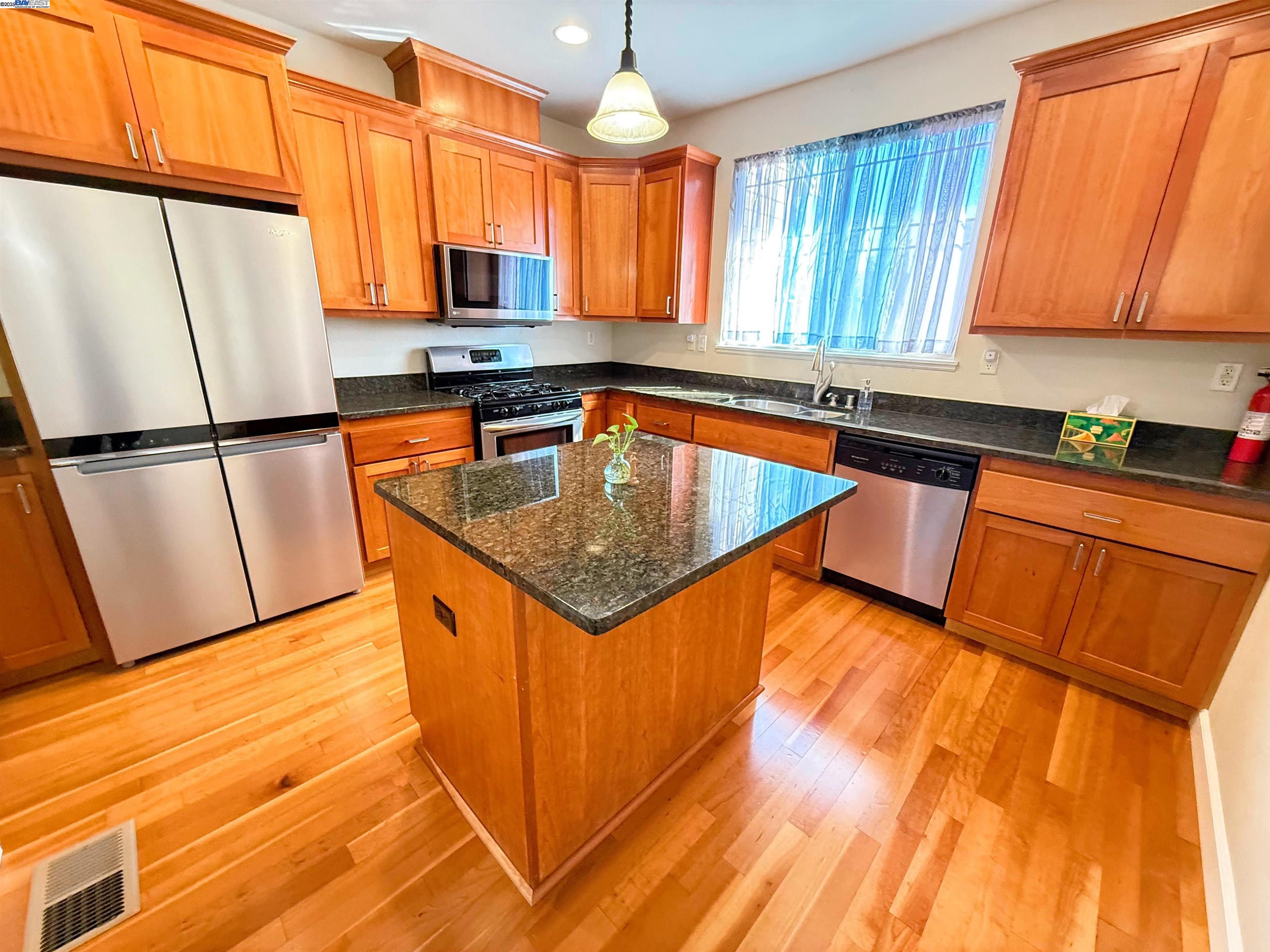 Detail Gallery Image 21 of 57 For 653 Macarthur Blvd, San Leandro,  CA 94577 - 3 Beds | 3/1 Baths