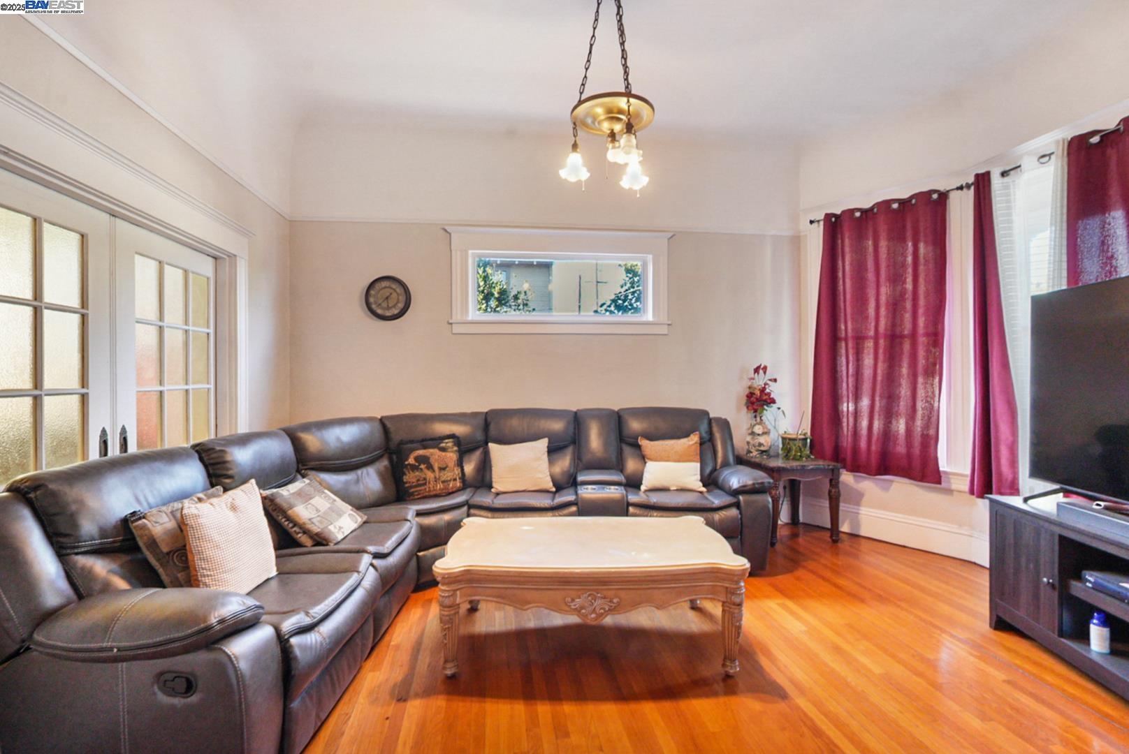 Detail Gallery Image 3 of 33 For 825 N San Joaquin Street, Stockton,  CA 95202 - 5 Beds | 3 Baths