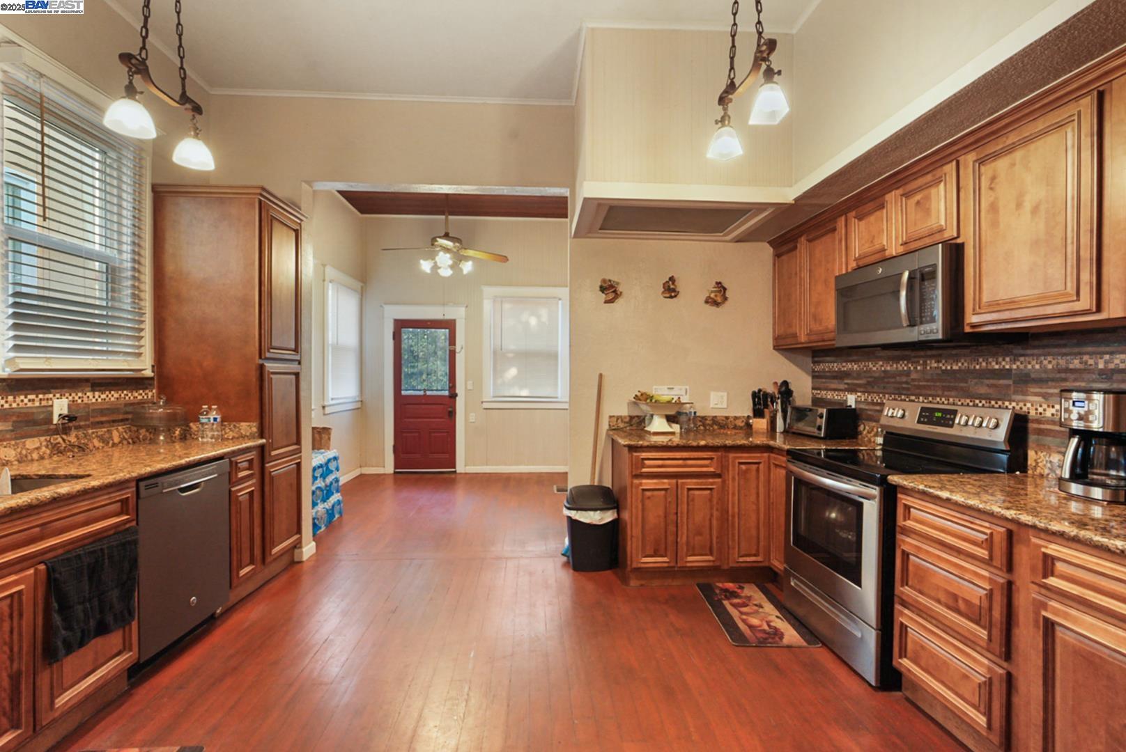 Detail Gallery Image 8 of 33 For 825 N San Joaquin Street, Stockton,  CA 95202 - 5 Beds | 3 Baths