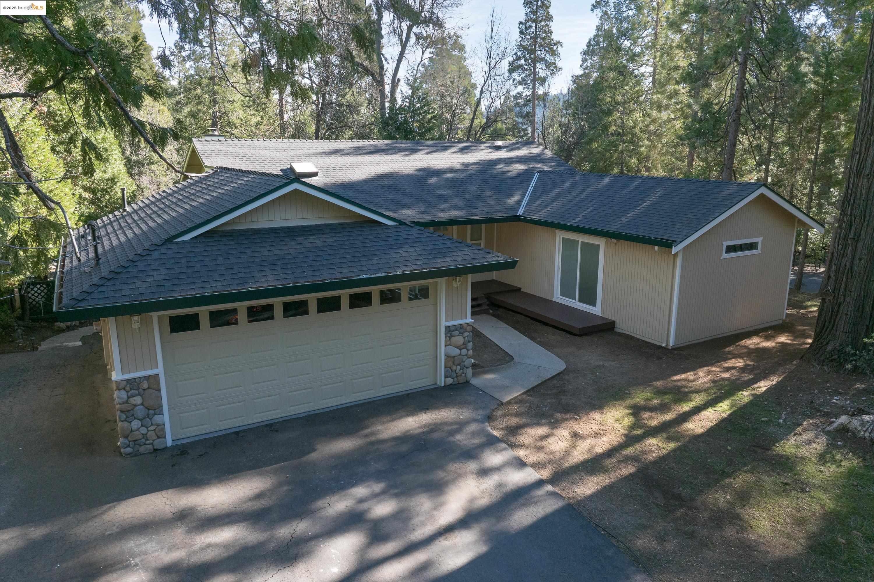 Detail Gallery Image 3 of 30 For 22749 Confidence Rd, Twain Harte,  CA 95383 - 3 Beds | 3 Baths