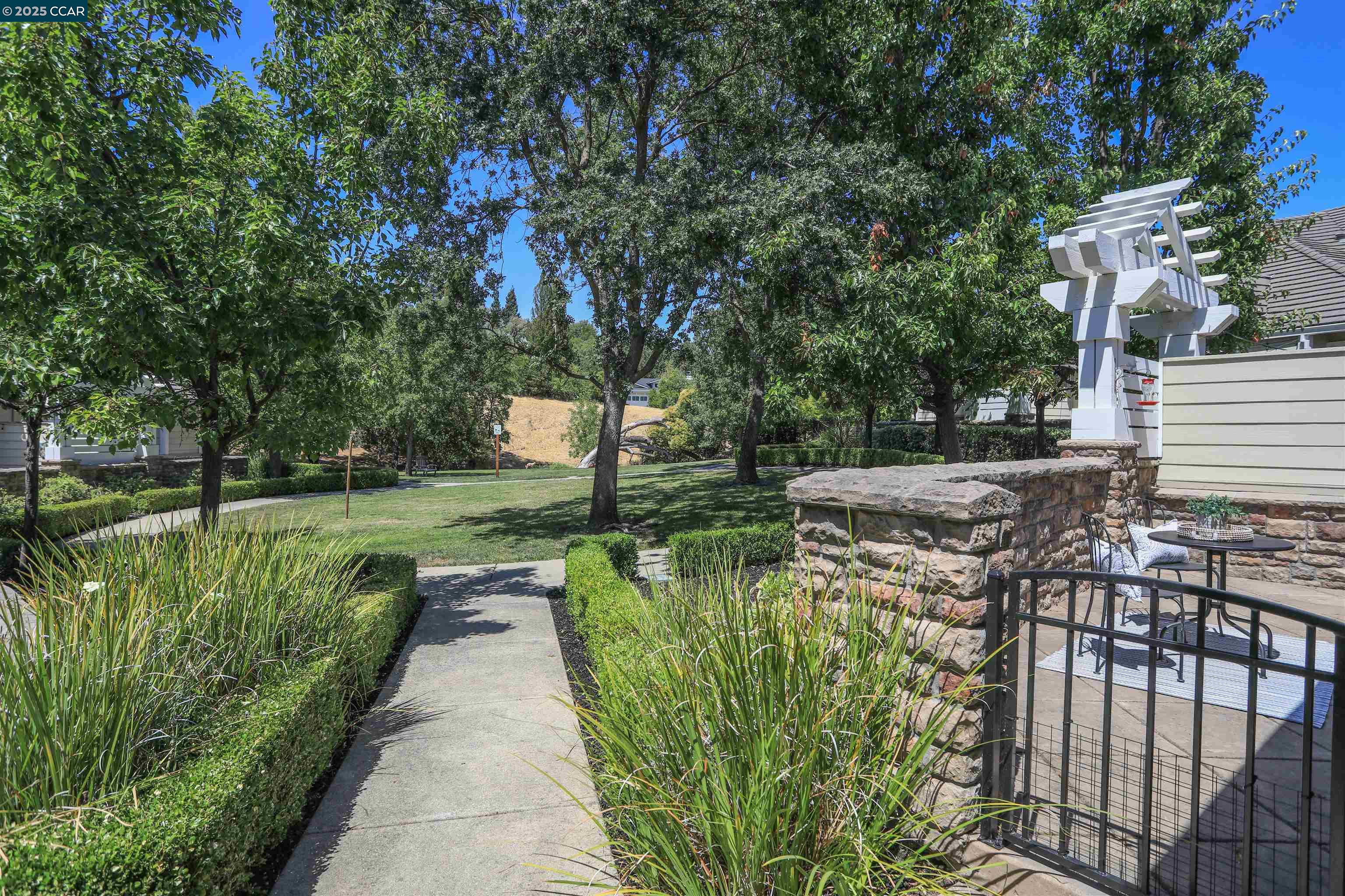 Detail Gallery Image 3 of 32 For 136 Sugarloaf Ct, Alamo,  CA 94507 - 3 Beds | 2 Baths