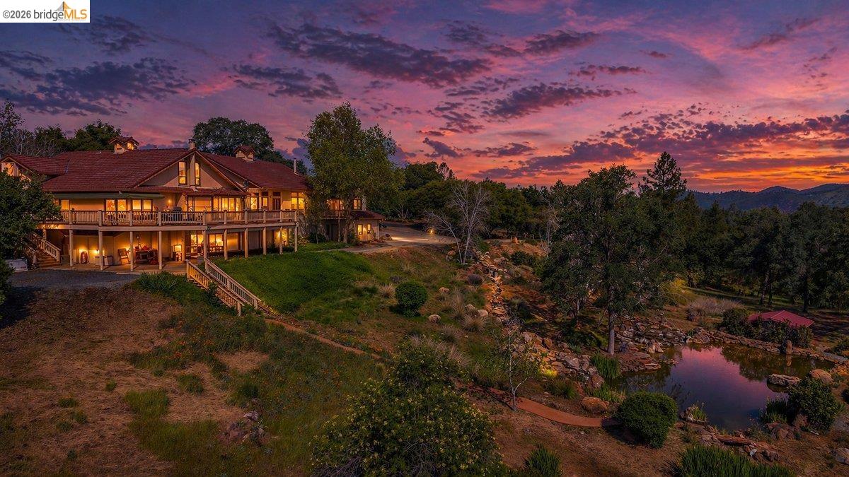 Groveland (A gateway to Yosemite)