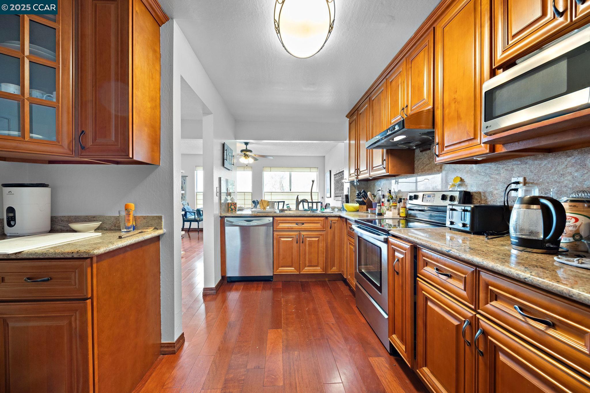 Detail Gallery Image 3 of 44 For 624 Primrose Ter, Pinole,  CA 94564 - 3 Beds | 2/1 Baths