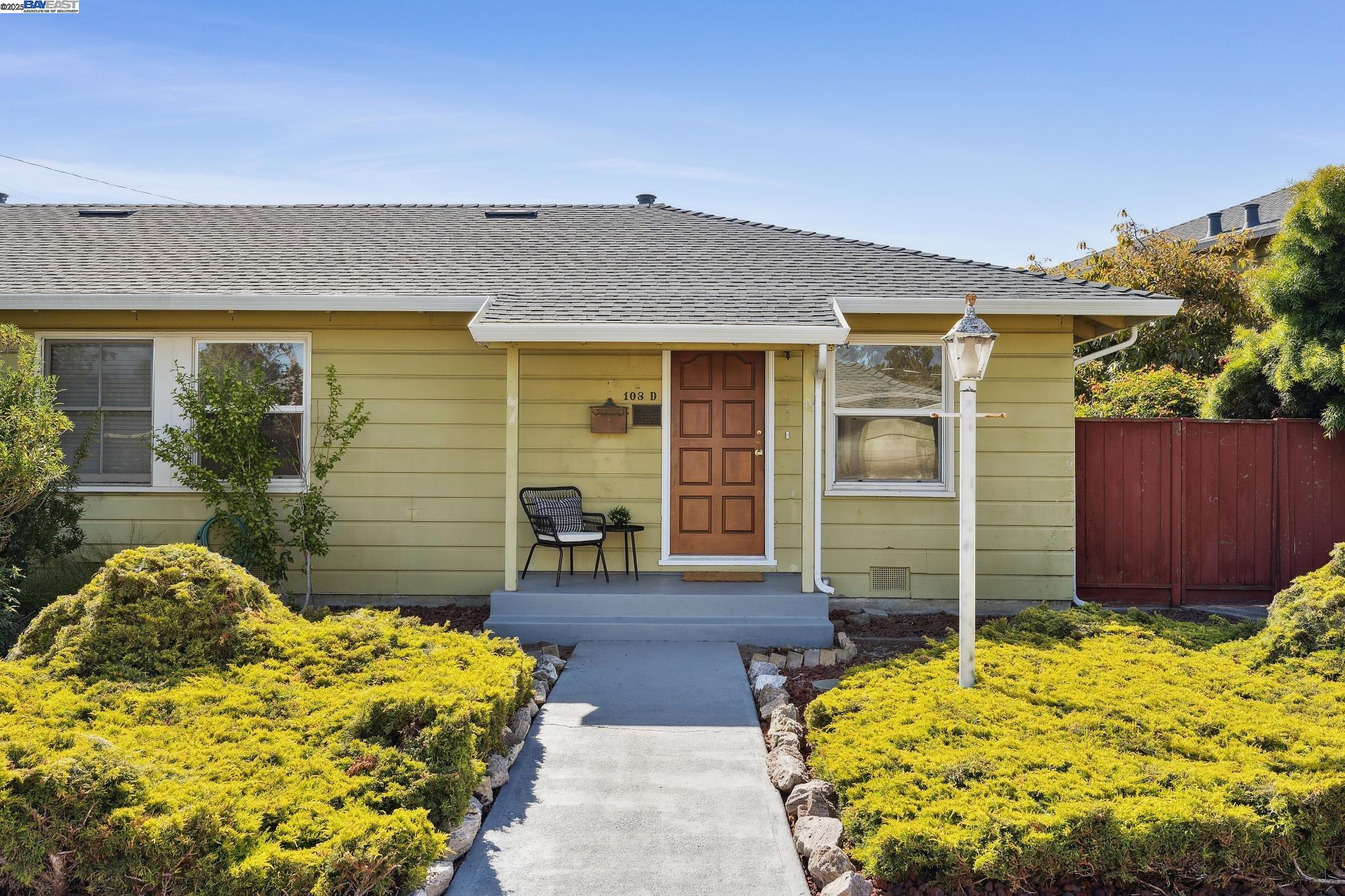 Detail Gallery Image 2 of 28 For 108 Cypress St #D,  Alameda,  CA 94501 - 2 Beds | 1 Baths