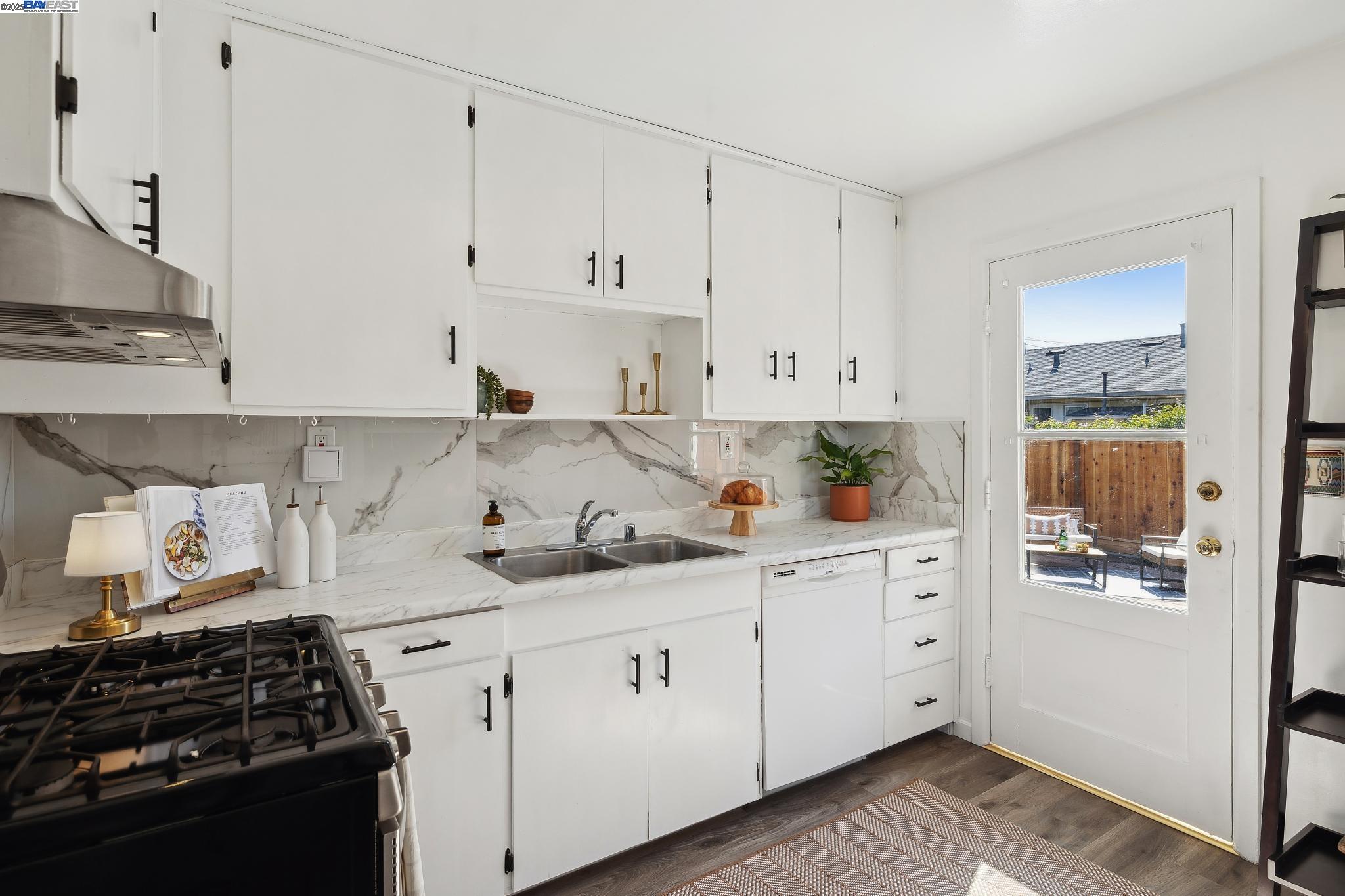 Detail Gallery Image 13 of 28 For 108 Cypress St #D,  Alameda,  CA 94501 - 2 Beds | 1 Baths