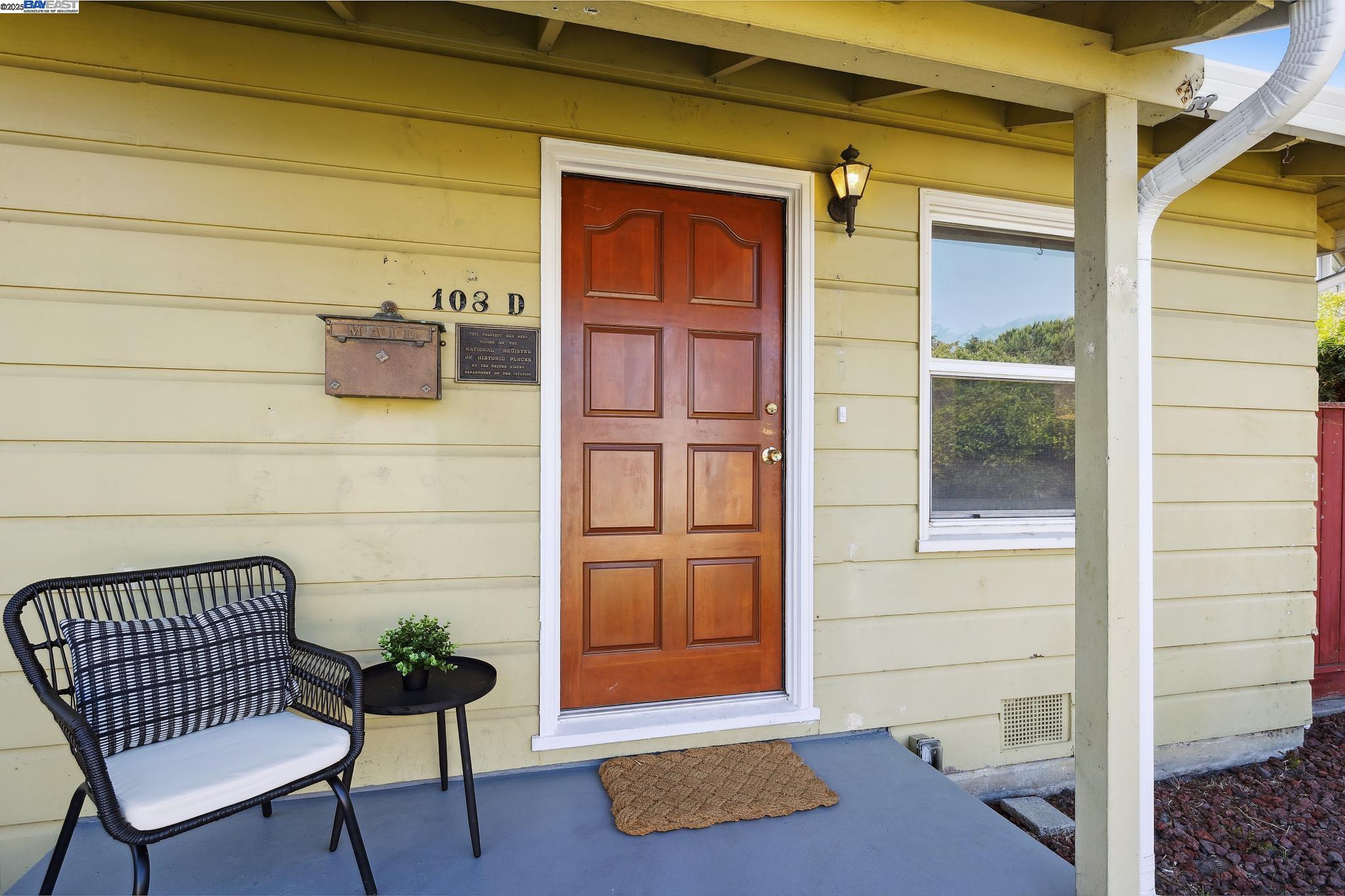 Detail Gallery Image 3 of 28 For 108 Cypress St #D,  Alameda,  CA 94501 - 2 Beds | 1 Baths