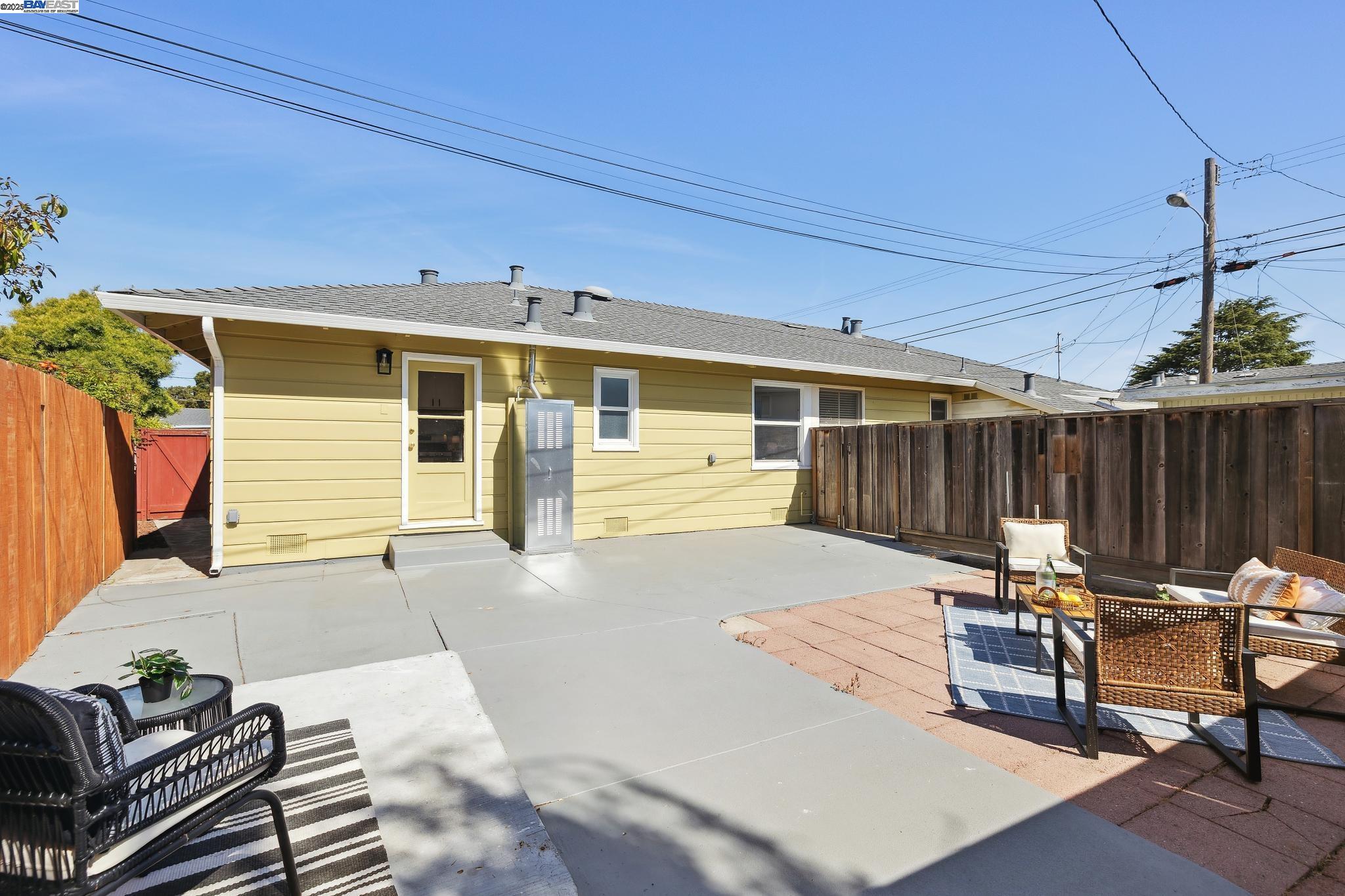 Detail Gallery Image 26 of 28 For 108 Cypress St #D,  Alameda,  CA 94501 - 2 Beds | 1 Baths