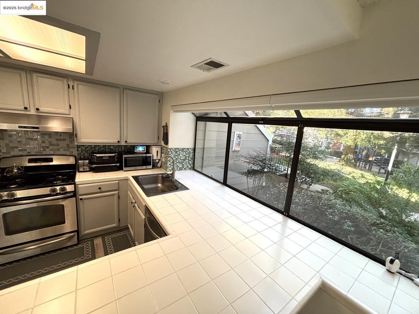 Detail Gallery Image 12 of 52 For 2561 Yerba Bank Ct #0,  San Jose,  CA 95121 - 3 Beds | 2 Baths