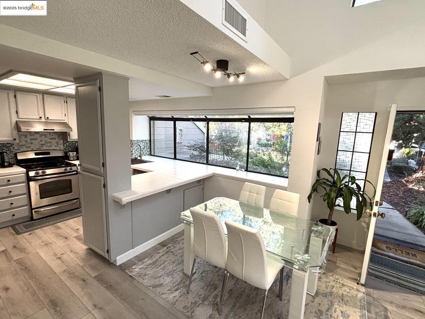 Detail Gallery Image 15 of 52 For 2561 Yerba Bank Ct #0,  San Jose,  CA 95121 - 3 Beds | 2 Baths