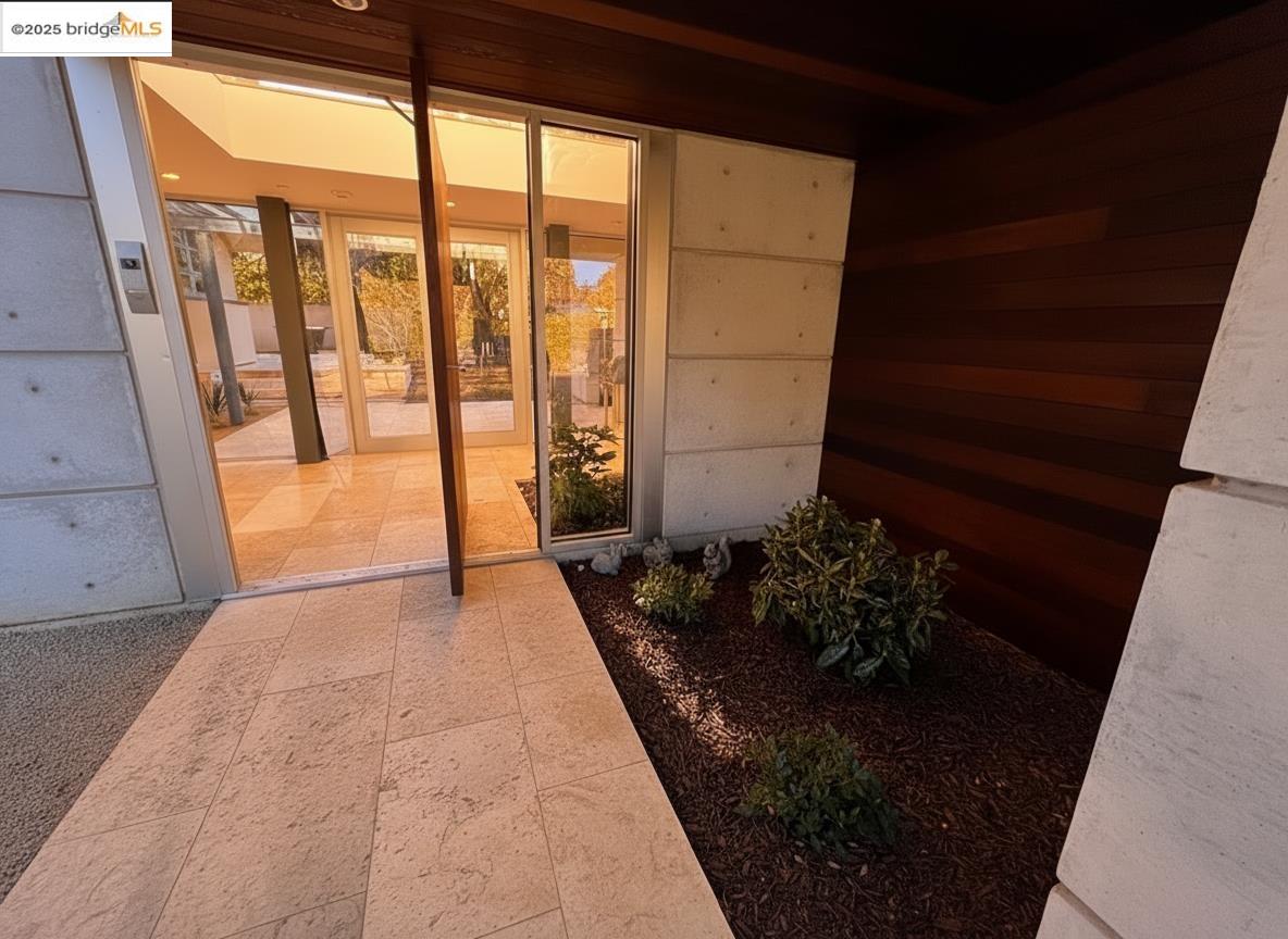 Detail Gallery Image 4 of 42 For 4000 Manzana Lane, Palo Alto,  CA 94306 - 6 Beds | 6 Baths