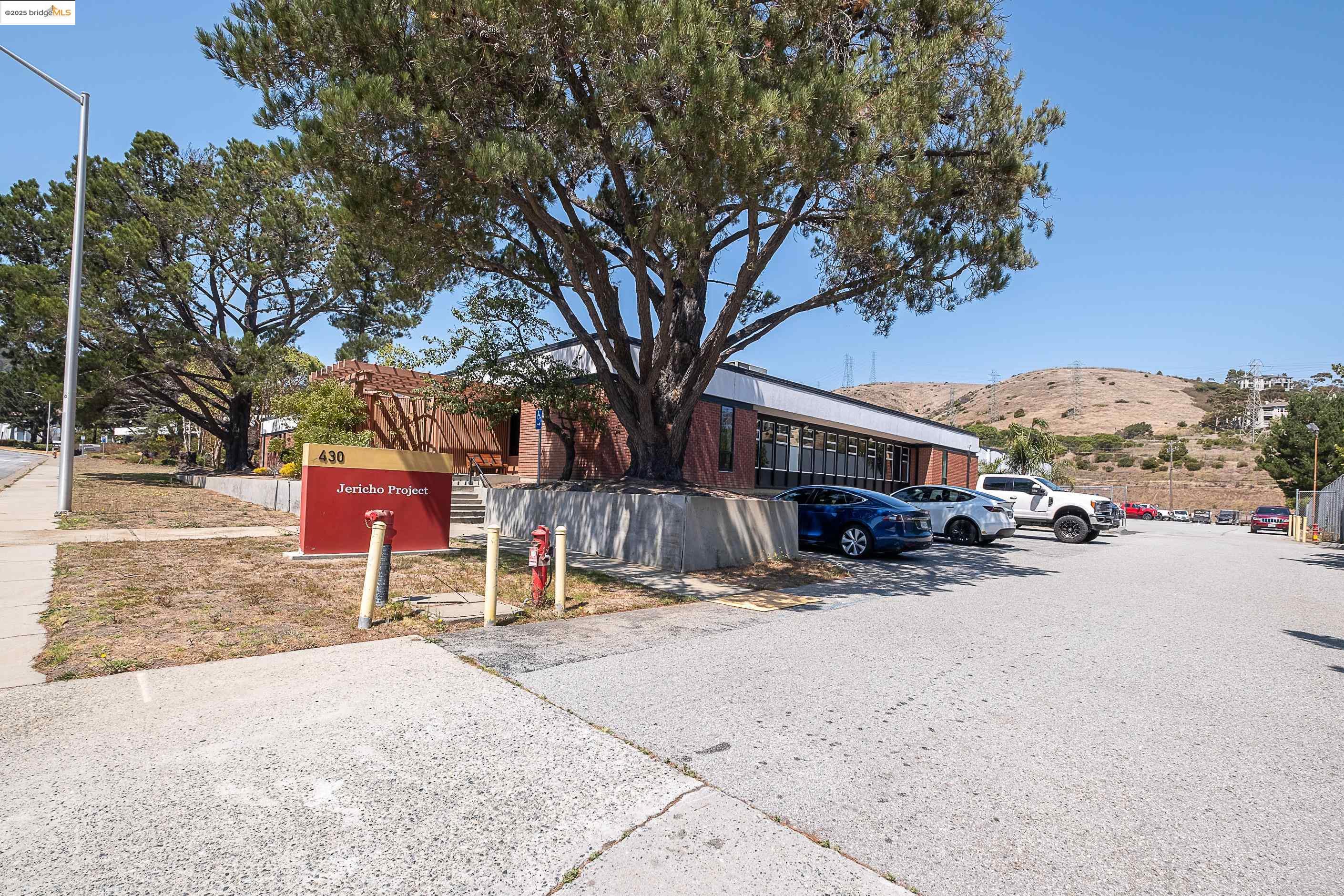 Detail Gallery Image 2 of 33 For 430 Valley Dr, Brisbane,  CA 94005 - – Beds | – Baths