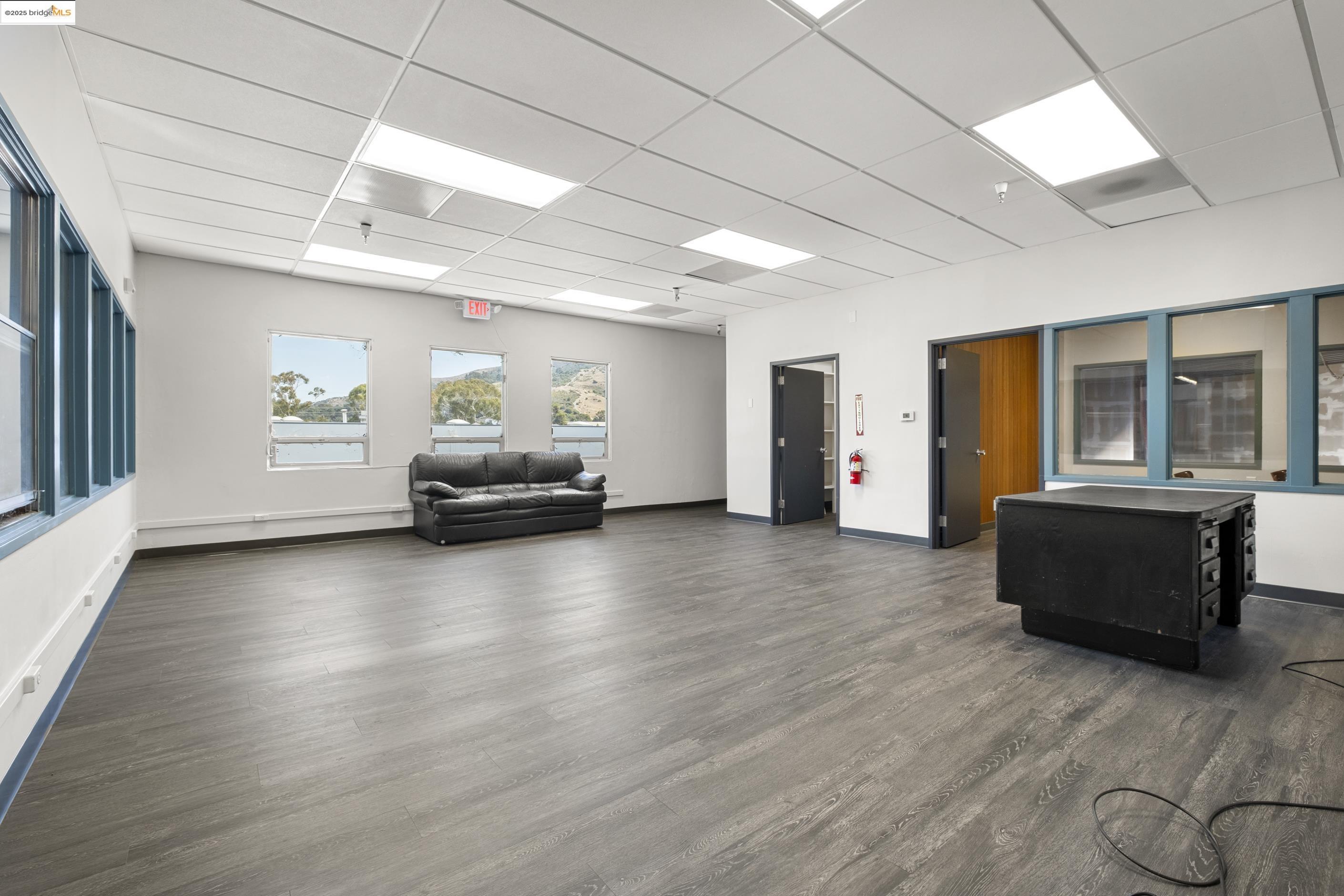 Detail Gallery Image 17 of 33 For 430 Valley Dr, Brisbane,  CA 94005 - – Beds | – Baths