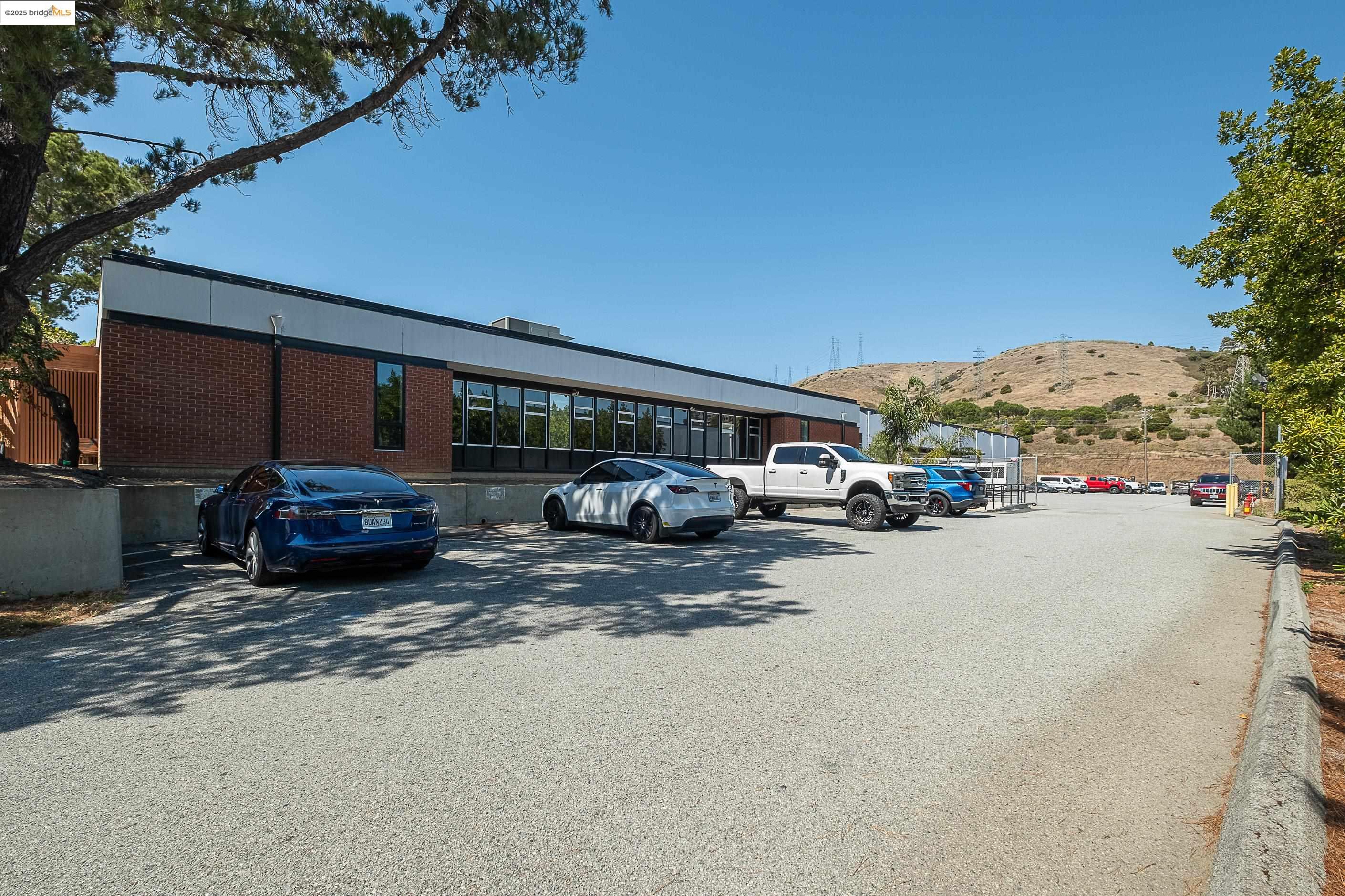 Detail Gallery Image 3 of 33 For 430 Valley Dr, Brisbane,  CA 94005 - – Beds | – Baths