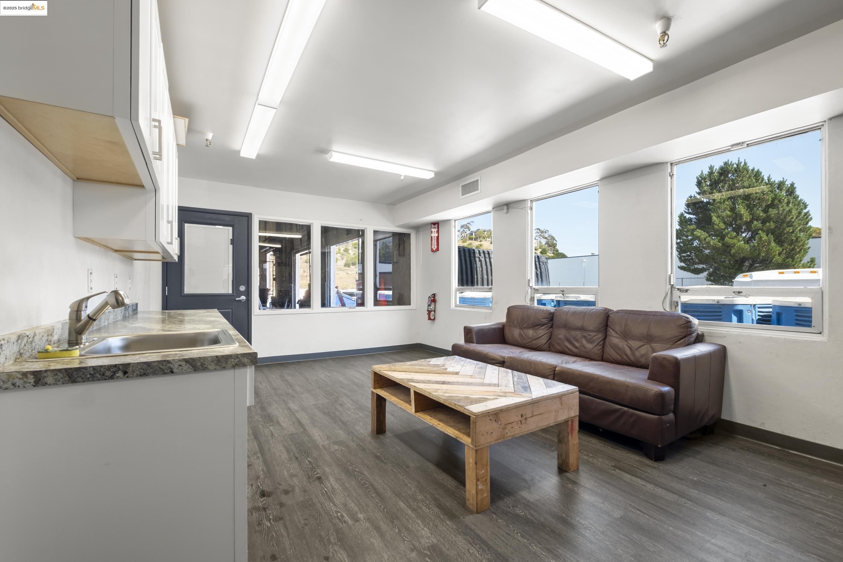 Detail Gallery Image 25 of 33 For 430 Valley Dr, Brisbane,  CA 94005 - – Beds | – Baths