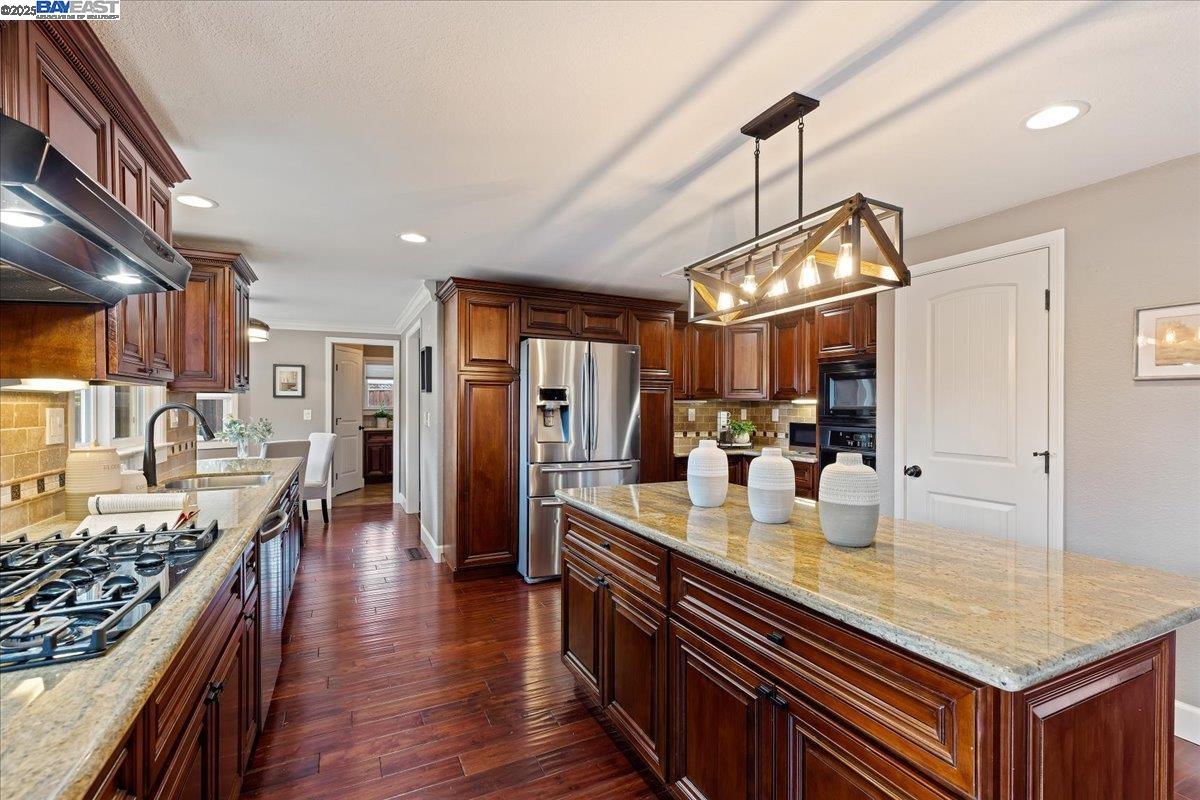 Detail Gallery Image 11 of 54 For 1766 Risdon Rd, Concord,  CA 94518 - 4 Beds | 2/1 Baths