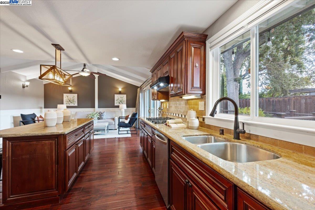 Detail Gallery Image 8 of 54 For 1766 Risdon Rd, Concord,  CA 94518 - 4 Beds | 2/1 Baths