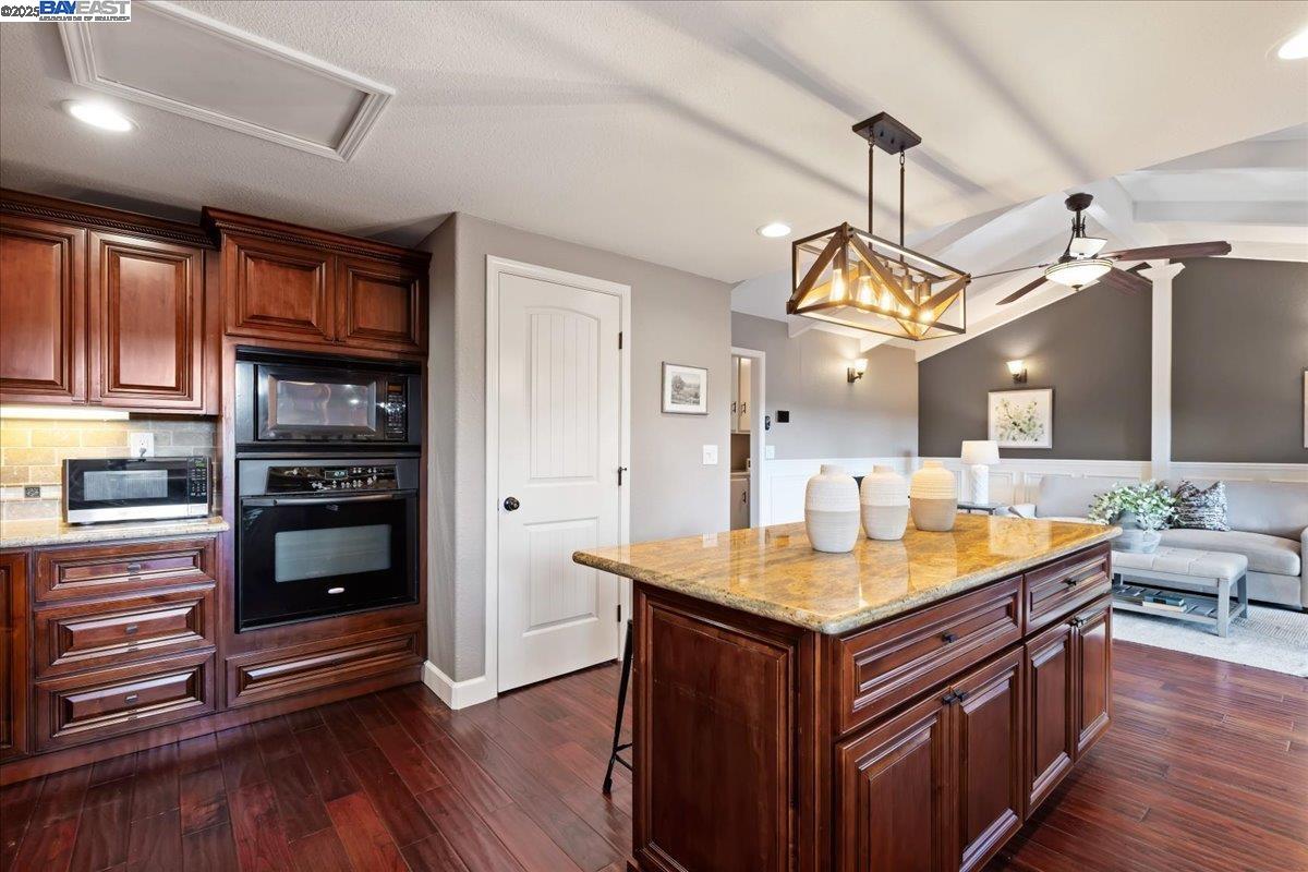 Detail Gallery Image 9 of 54 For 1766 Risdon Rd, Concord,  CA 94518 - 4 Beds | 2/1 Baths