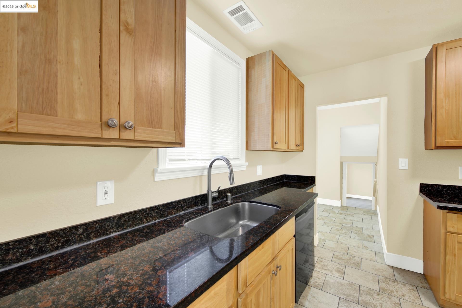 Detail Gallery Image 14 of 60 For 640 11th St, Richmond,  CA 94801 - 5 Beds | 2 Baths