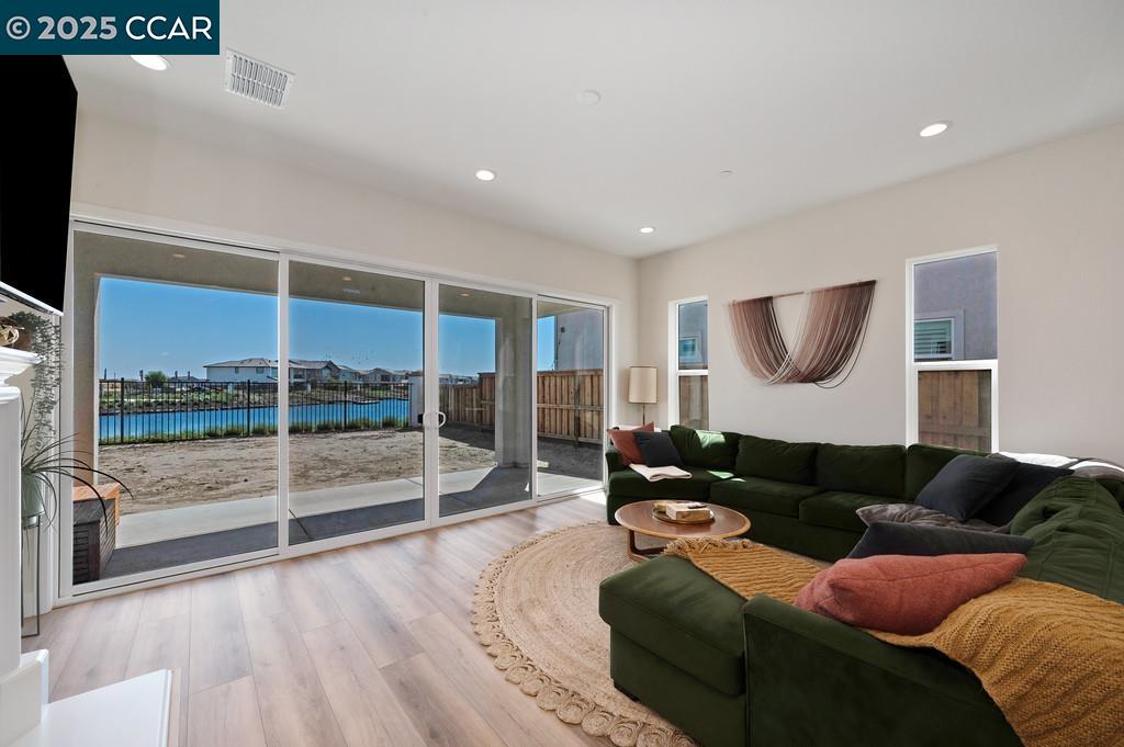 Detail Gallery Image 14 of 54 For 17324 Bushwick Ln, Lathrop,  CA 95330 - 4 Beds | 3 Baths